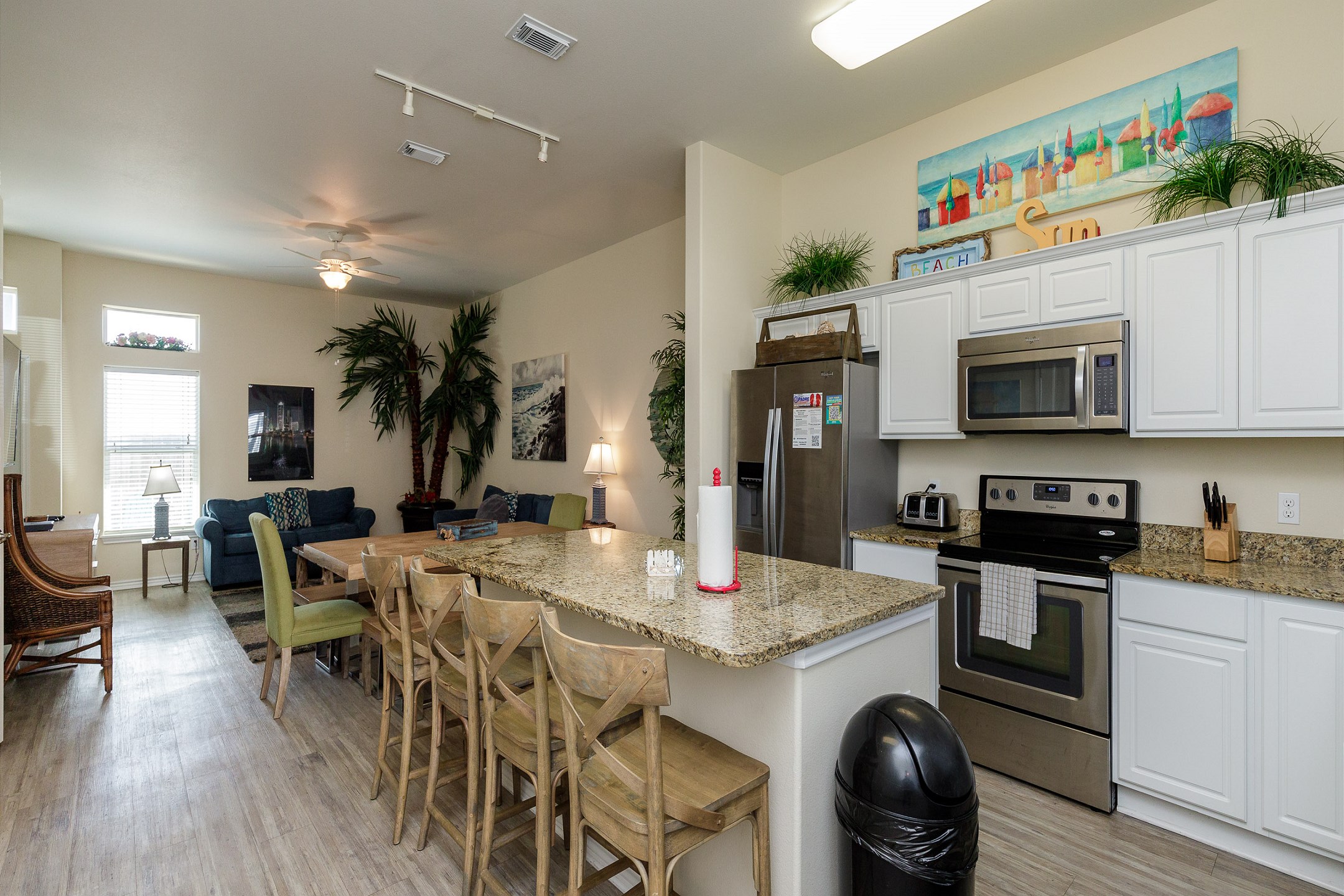 Breakfast bar and well-equipped kitchen