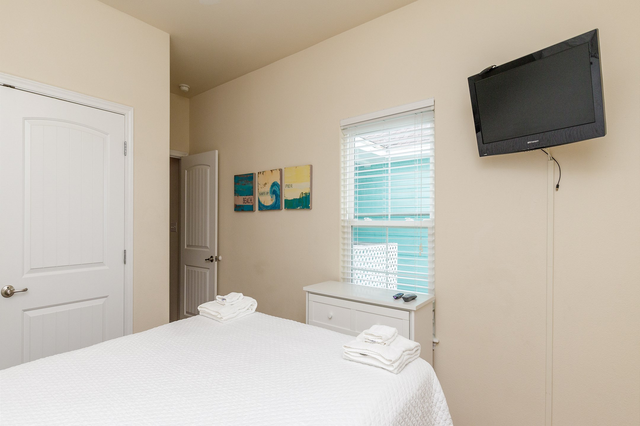 Guest bedroom with queen size bed and TV