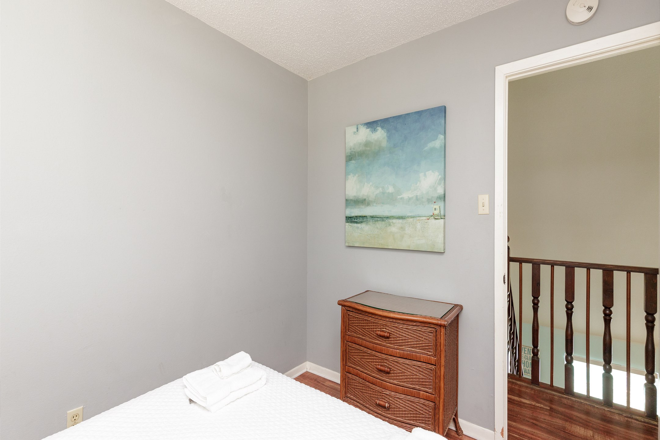 Second bedroom with queen size bed