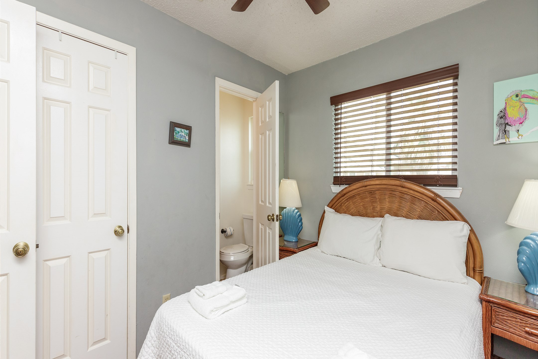 Second bedroom with queen size bed