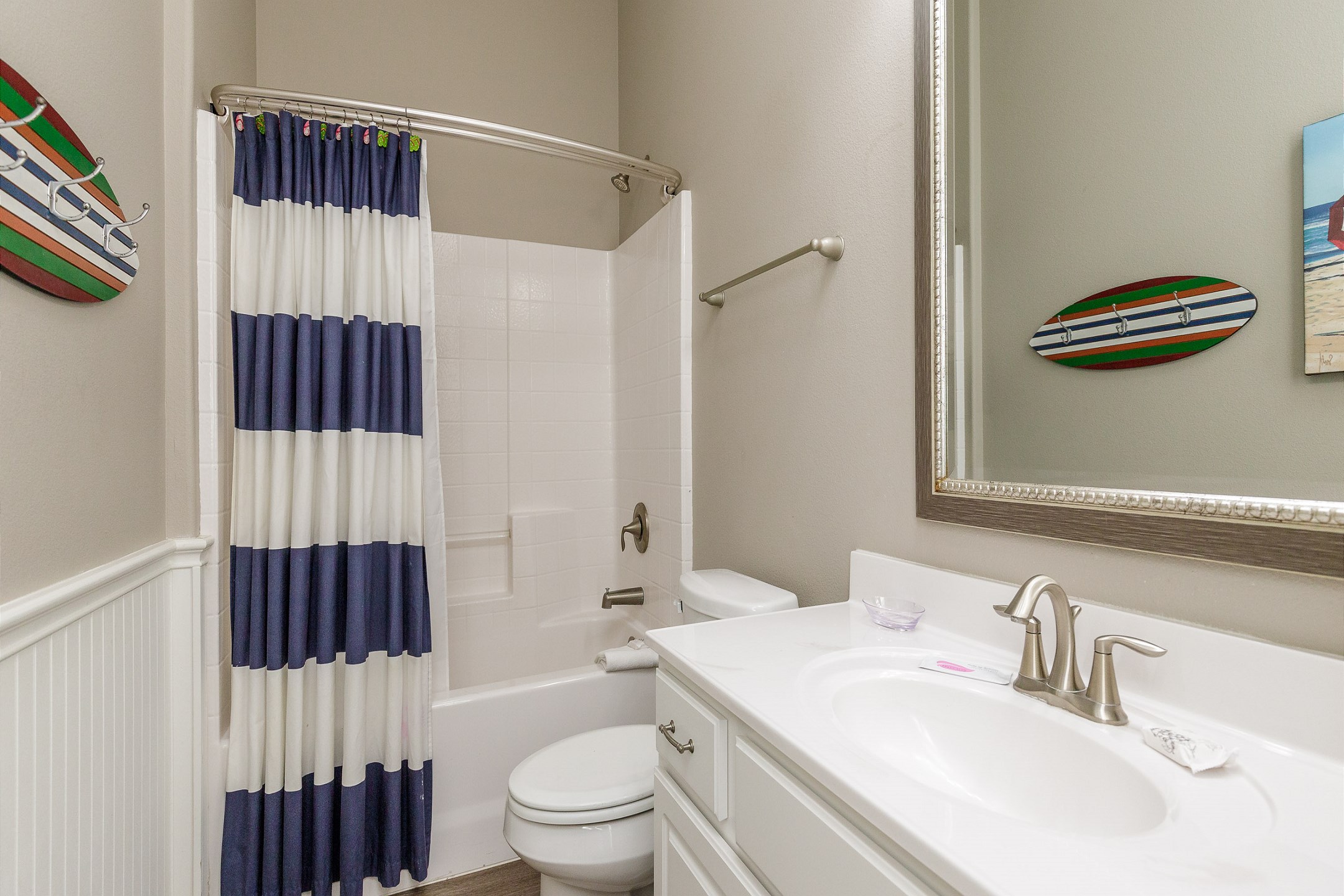 Guest bathroom with tub/shower combo