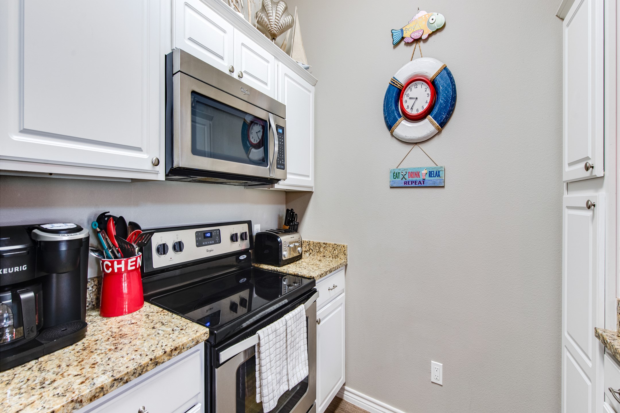Fully equipped kitchen with stainless steels appliances 