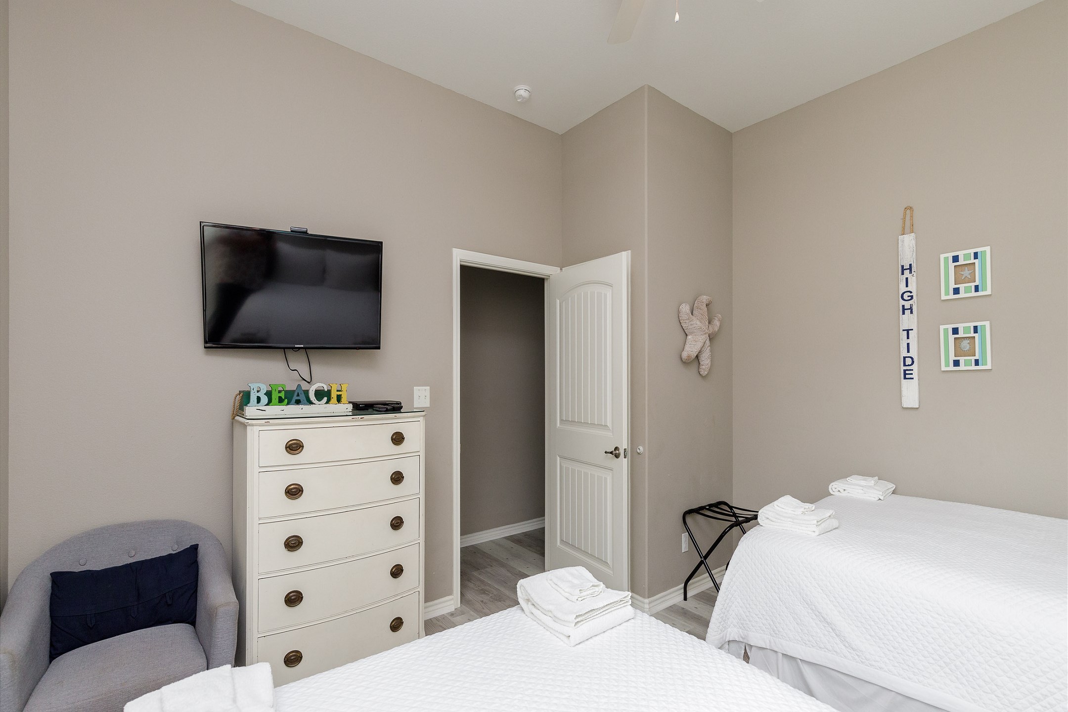 Second bedroom with two queen size beds and flat screen TV