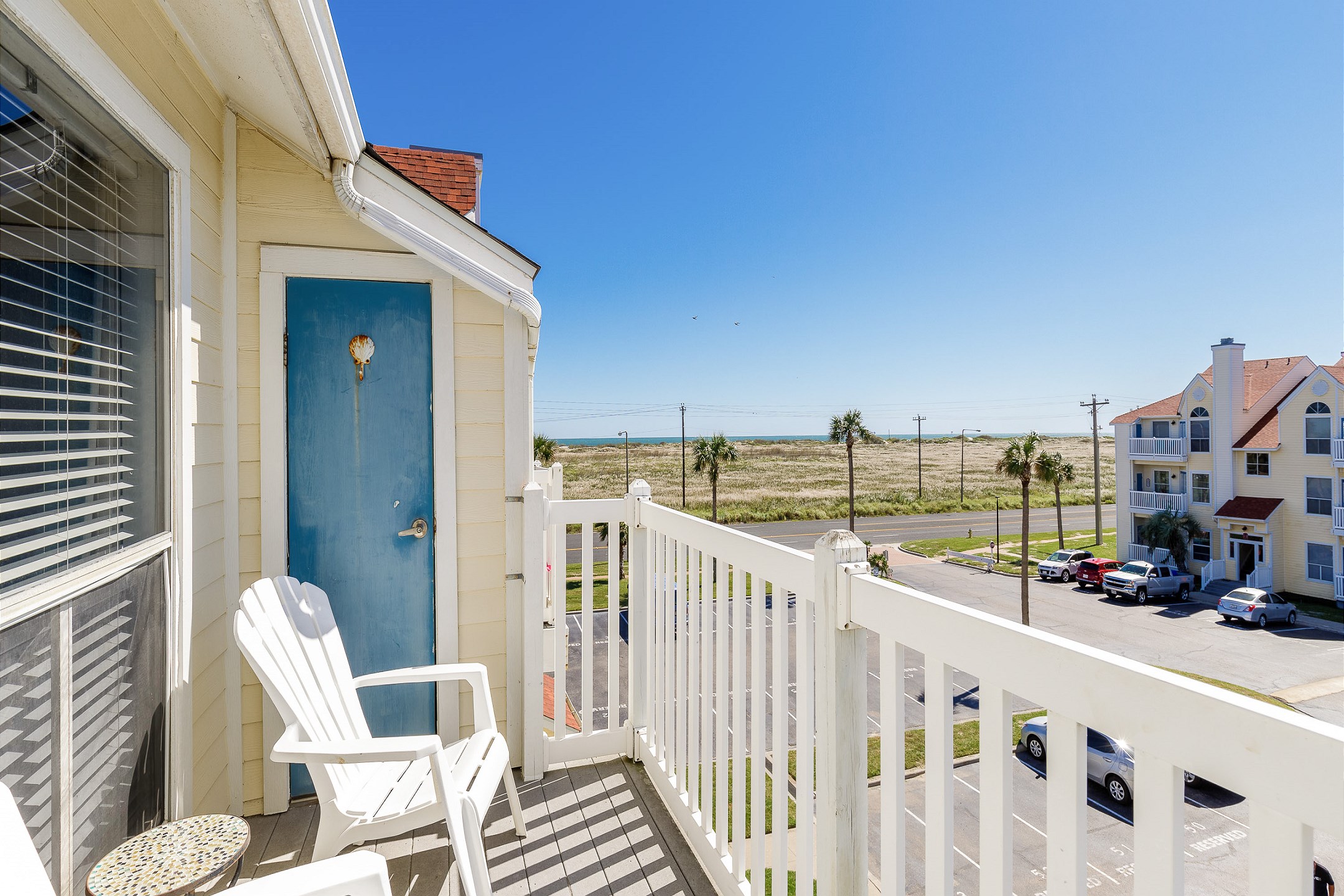 Private balcony with a great view and comfy chairs 