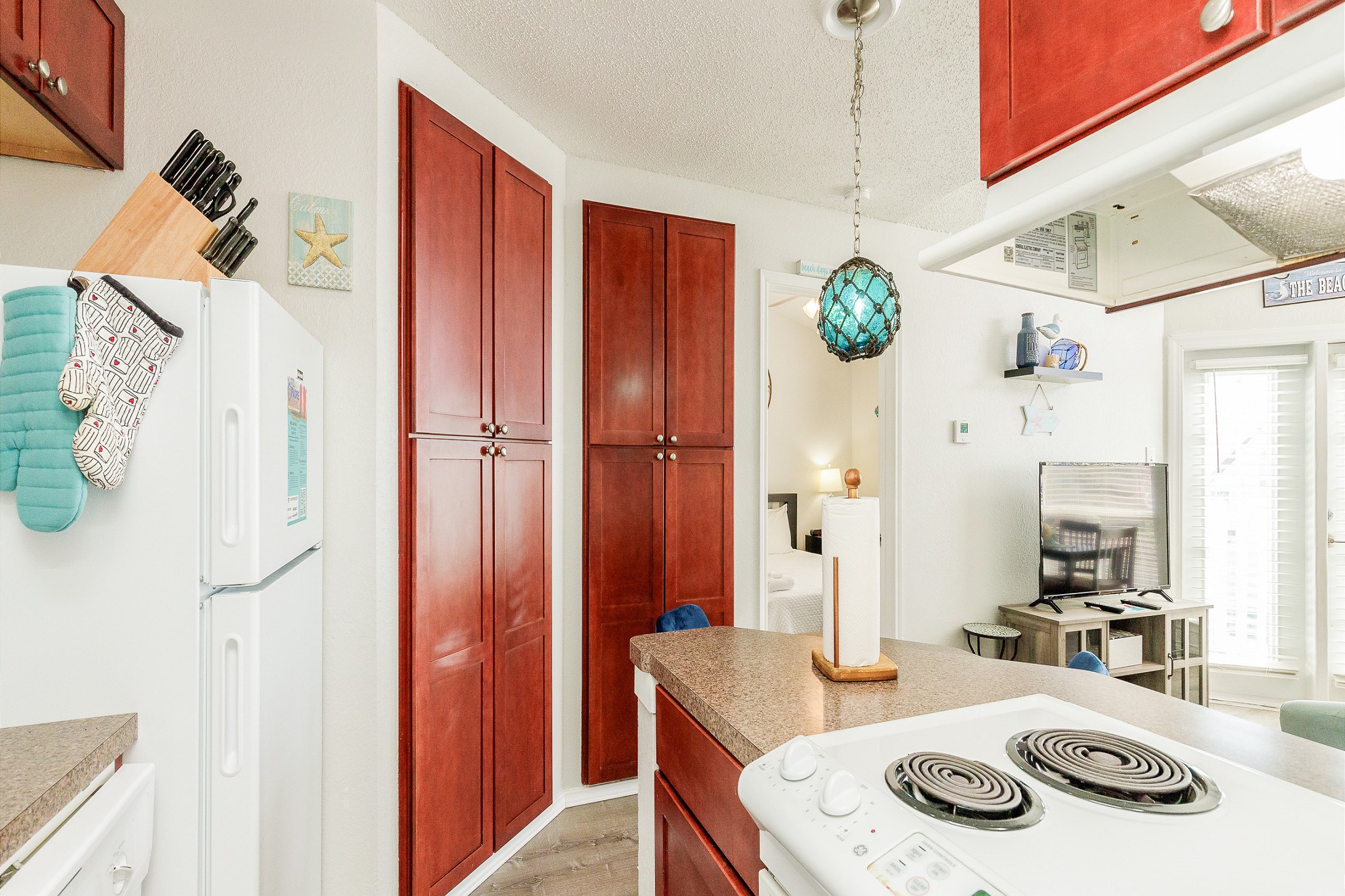Kitchen area that over looks into the living area, great for entertaining 