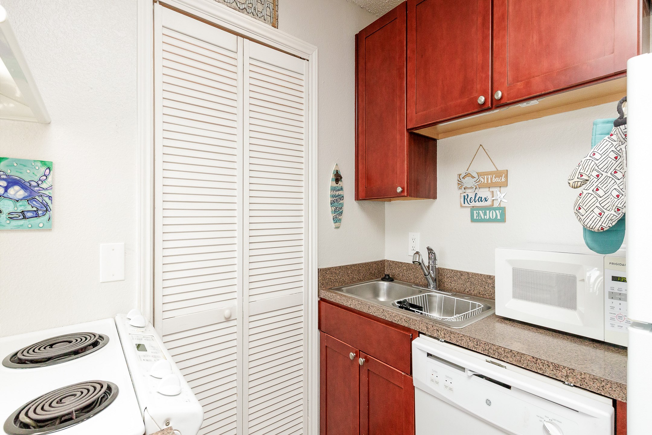 This kitchen is designed for delightful meal preparation during your getaway