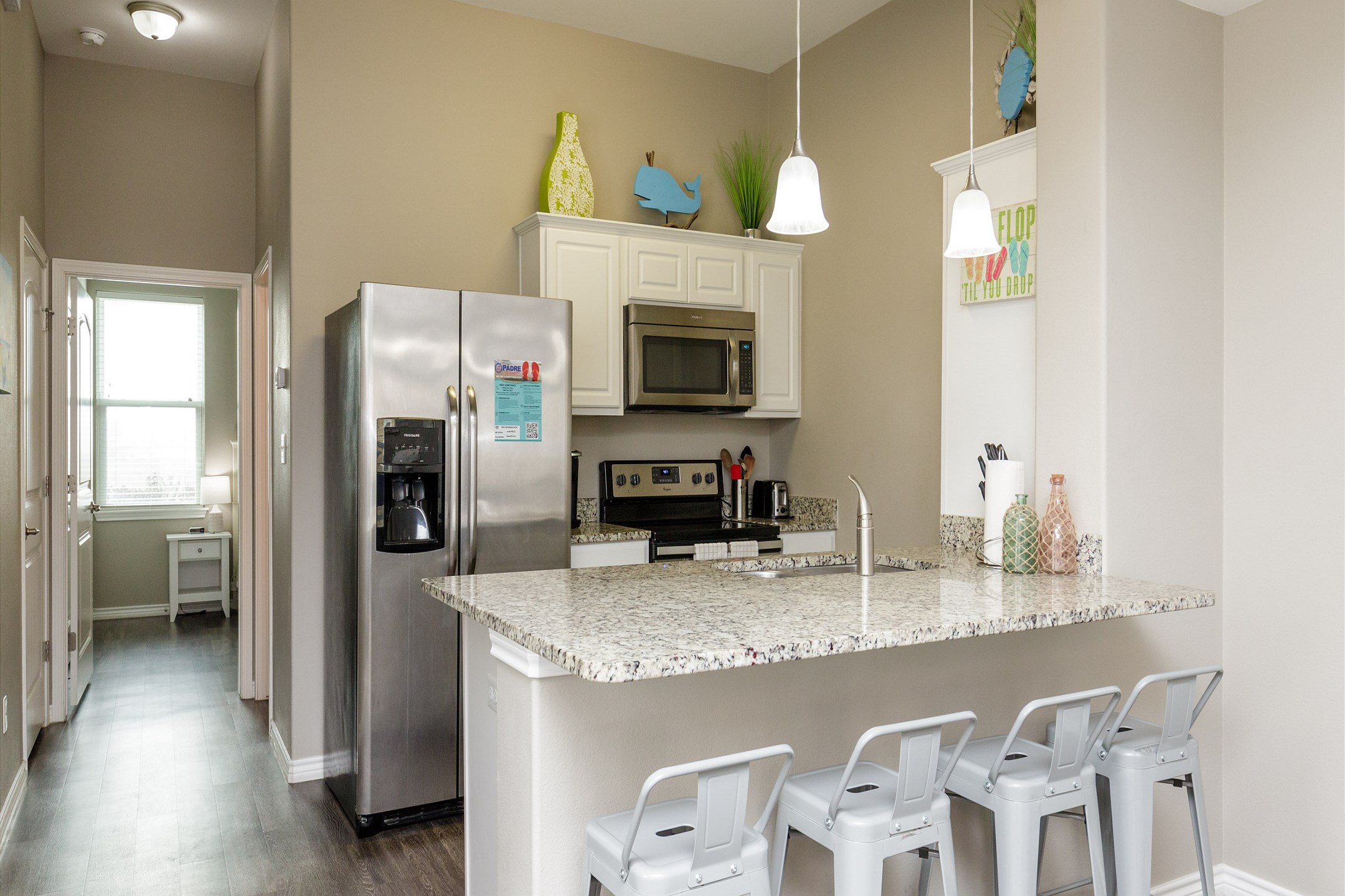 Breakfast bar and well-equipped kitchen