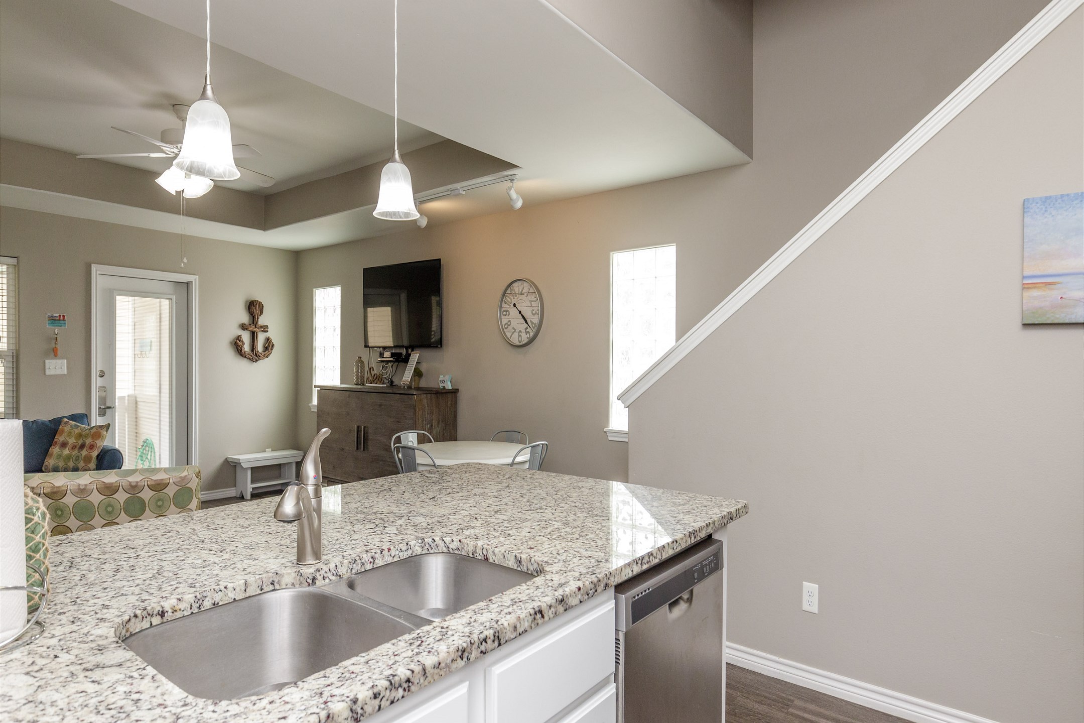 Open layout connecting the kitchen to the dining and living area