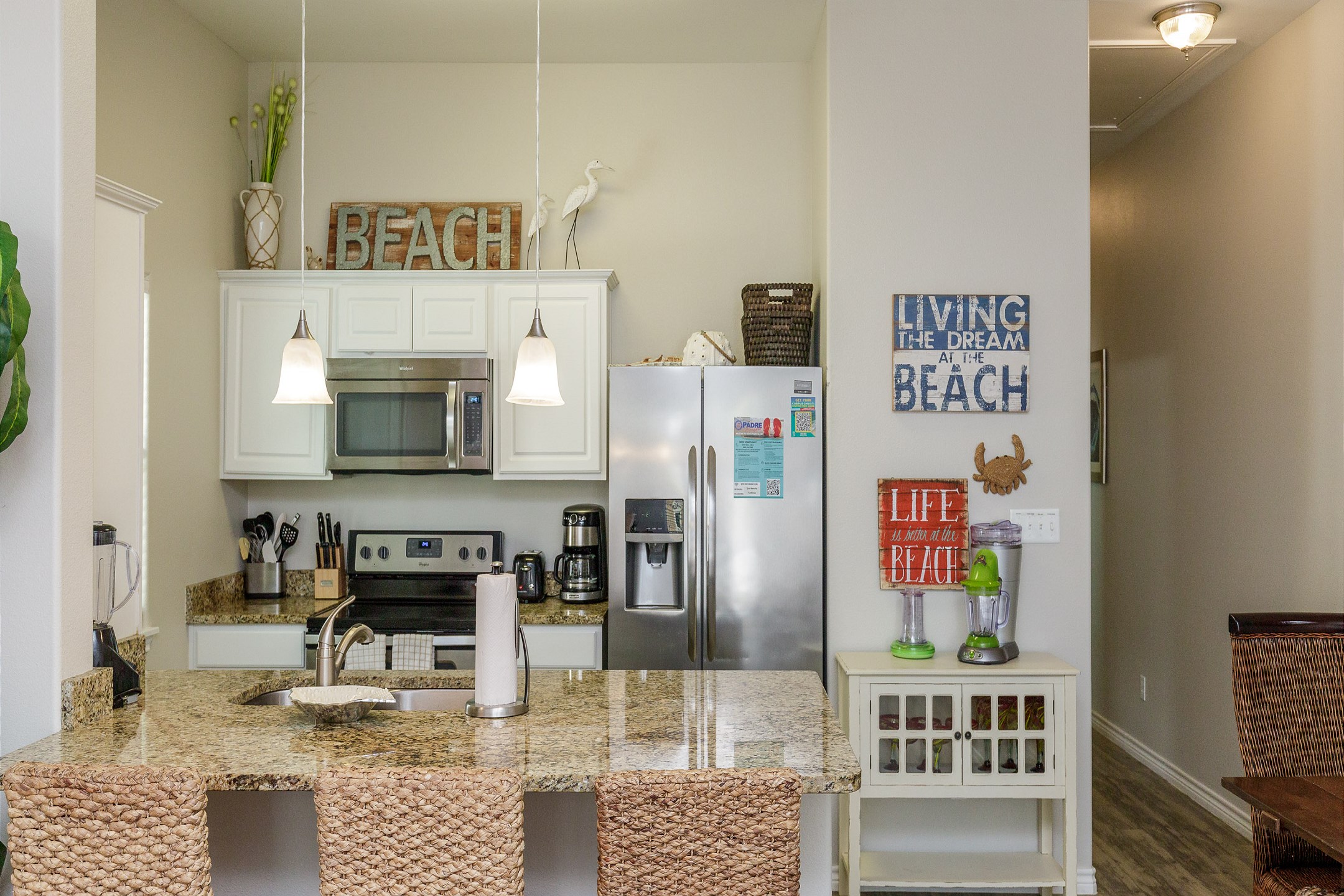 Breakfast bar and well-equipped kitchen