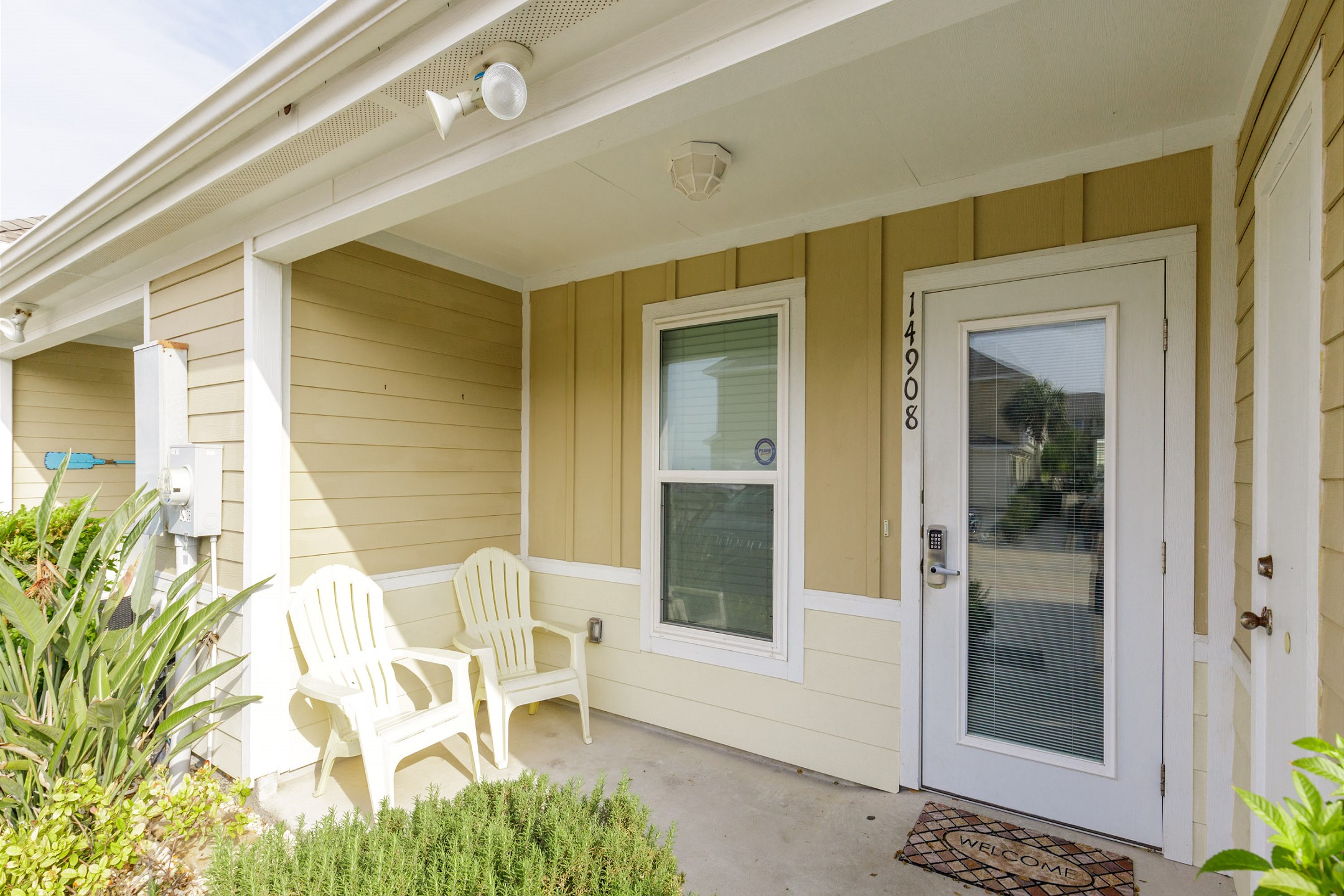 Front patio area and entryway