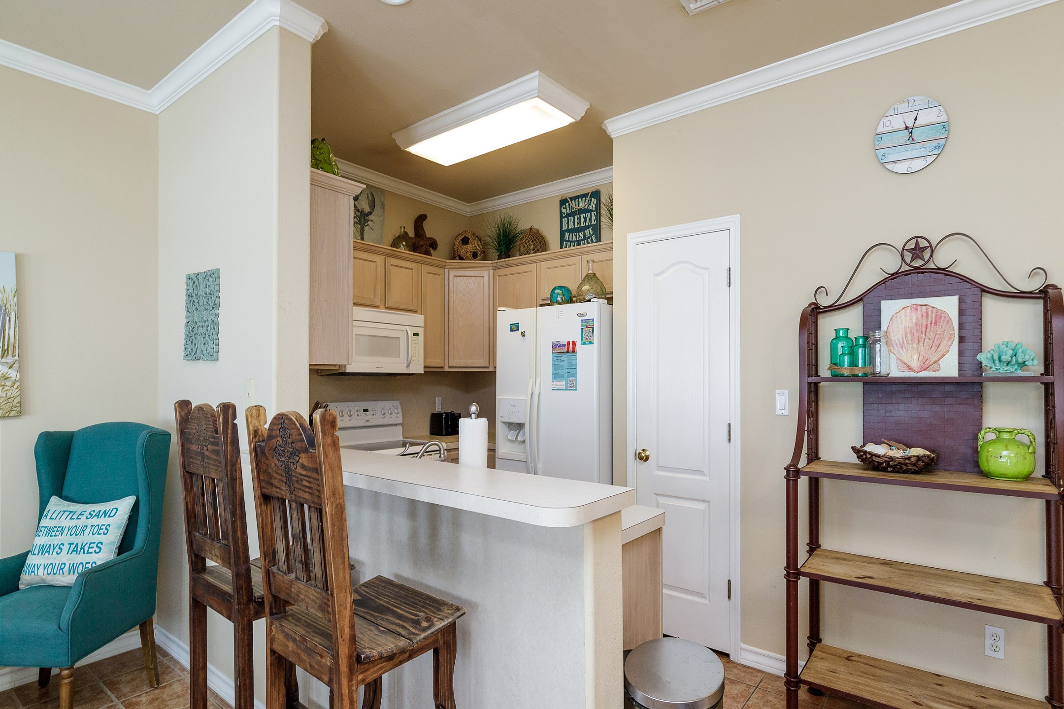 Compact, yet fully equipped kitchen including breakfast bar