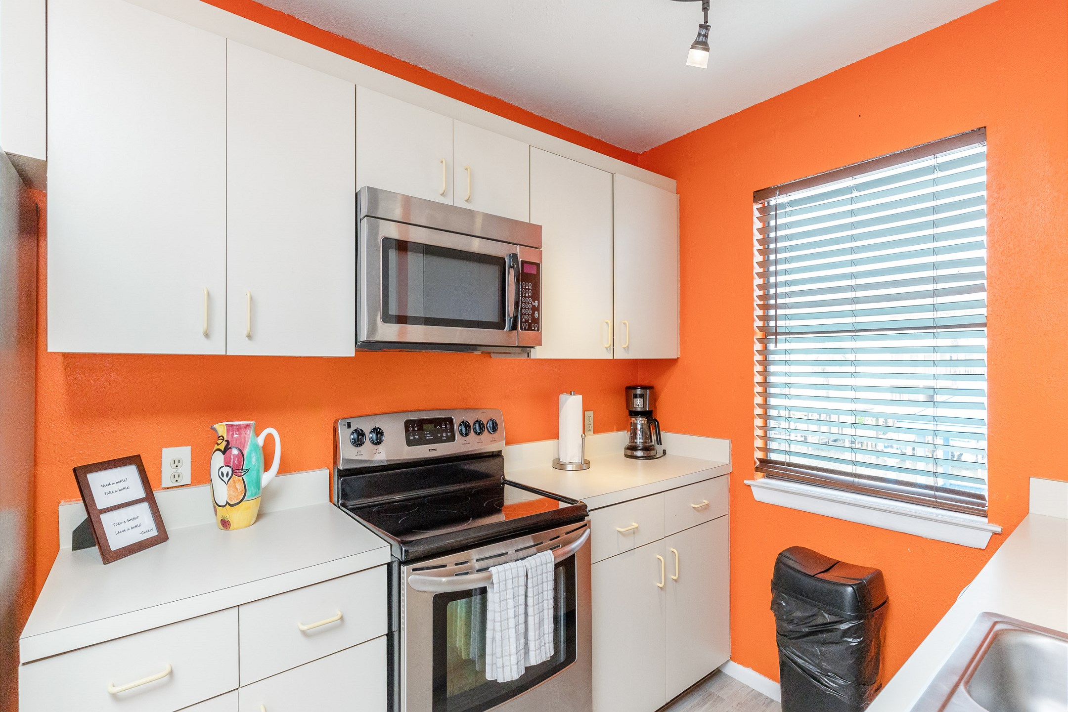 Great kitchen space with plenty of storage and counter space