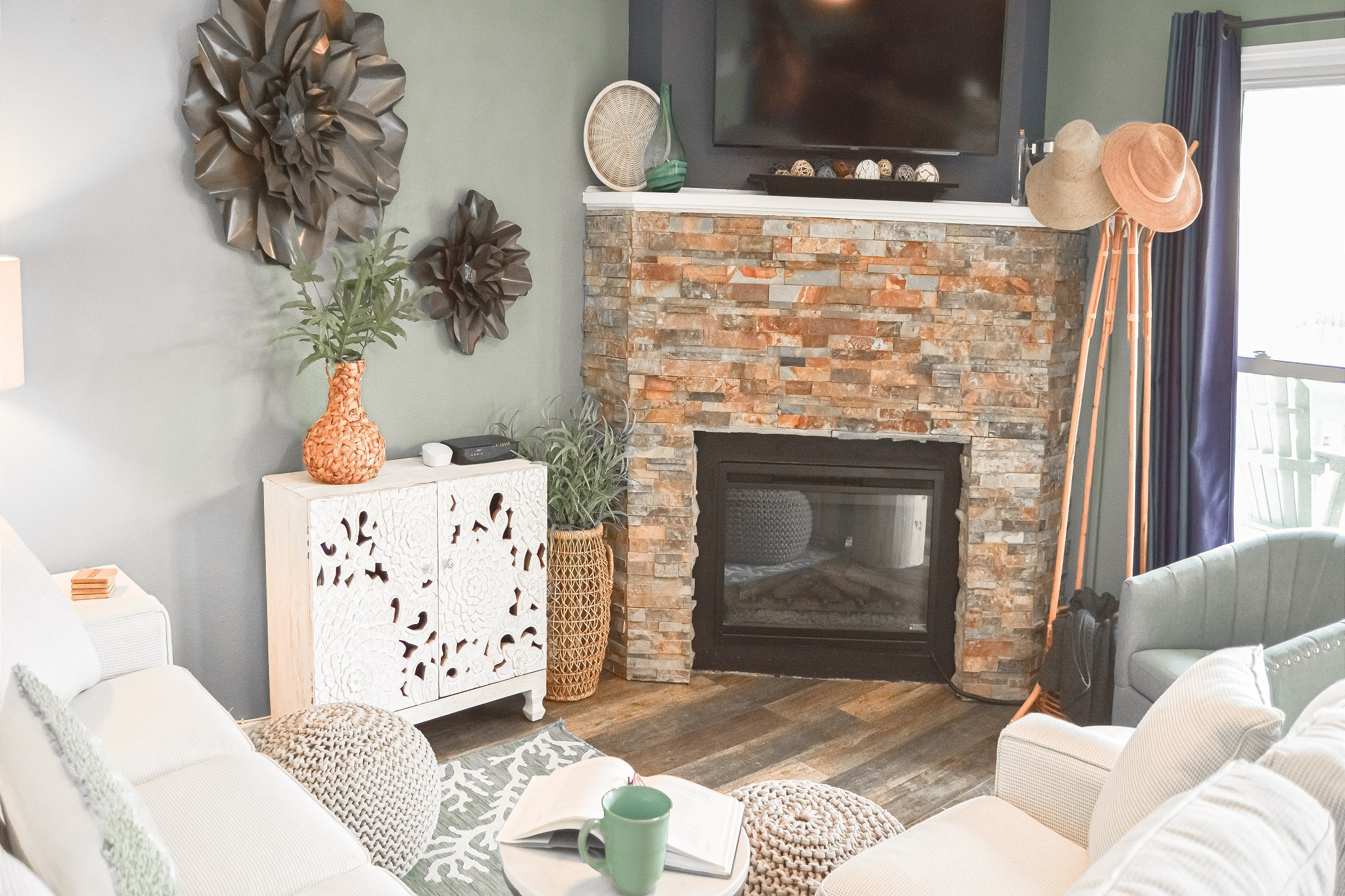 Newly updated living space to spend on your vacation and enjoy the flat screen TV