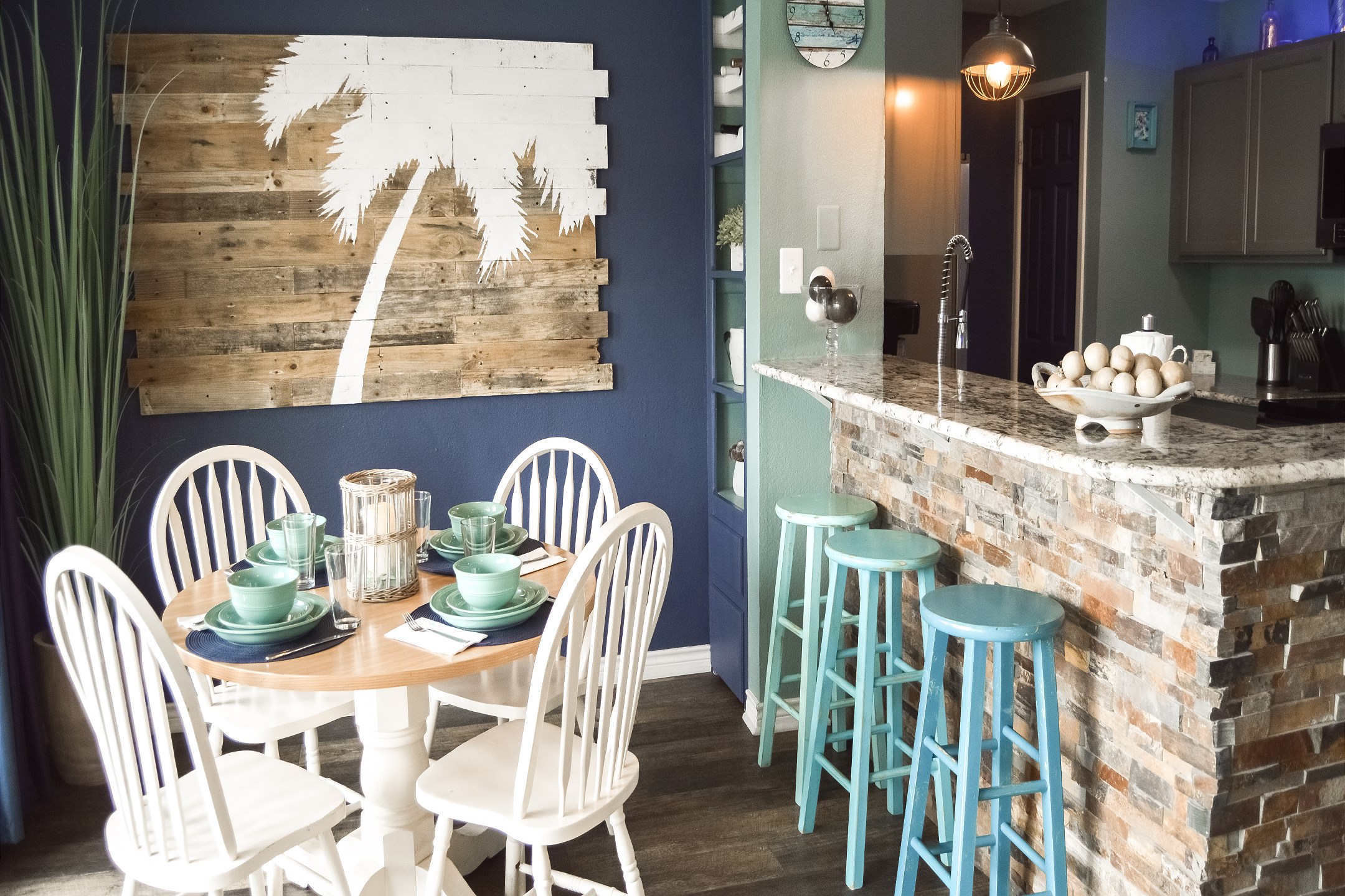Dining and kitchen area with plenty of seating to enjoy meals with the family 