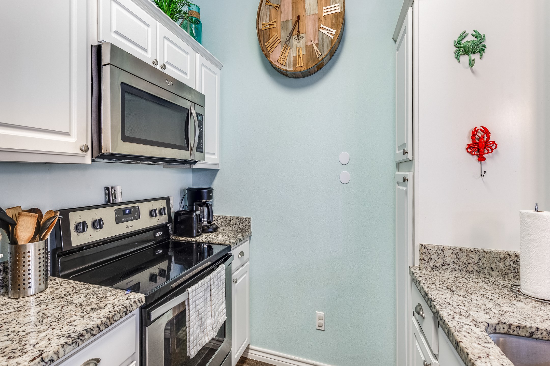 Fully equipped kitchen with coffee maker, toaster, cookware, dinnerware, and other kitchen essentials provided 