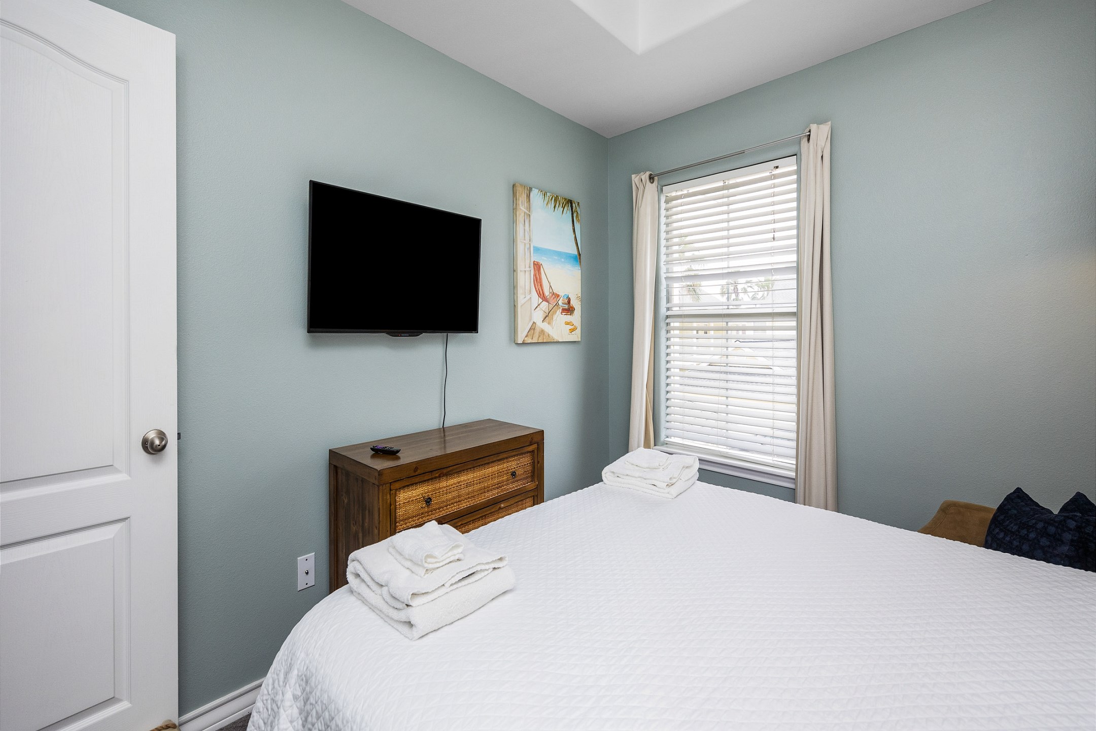 Second bedroom on the second floor with queen size bed and flat screen TV 