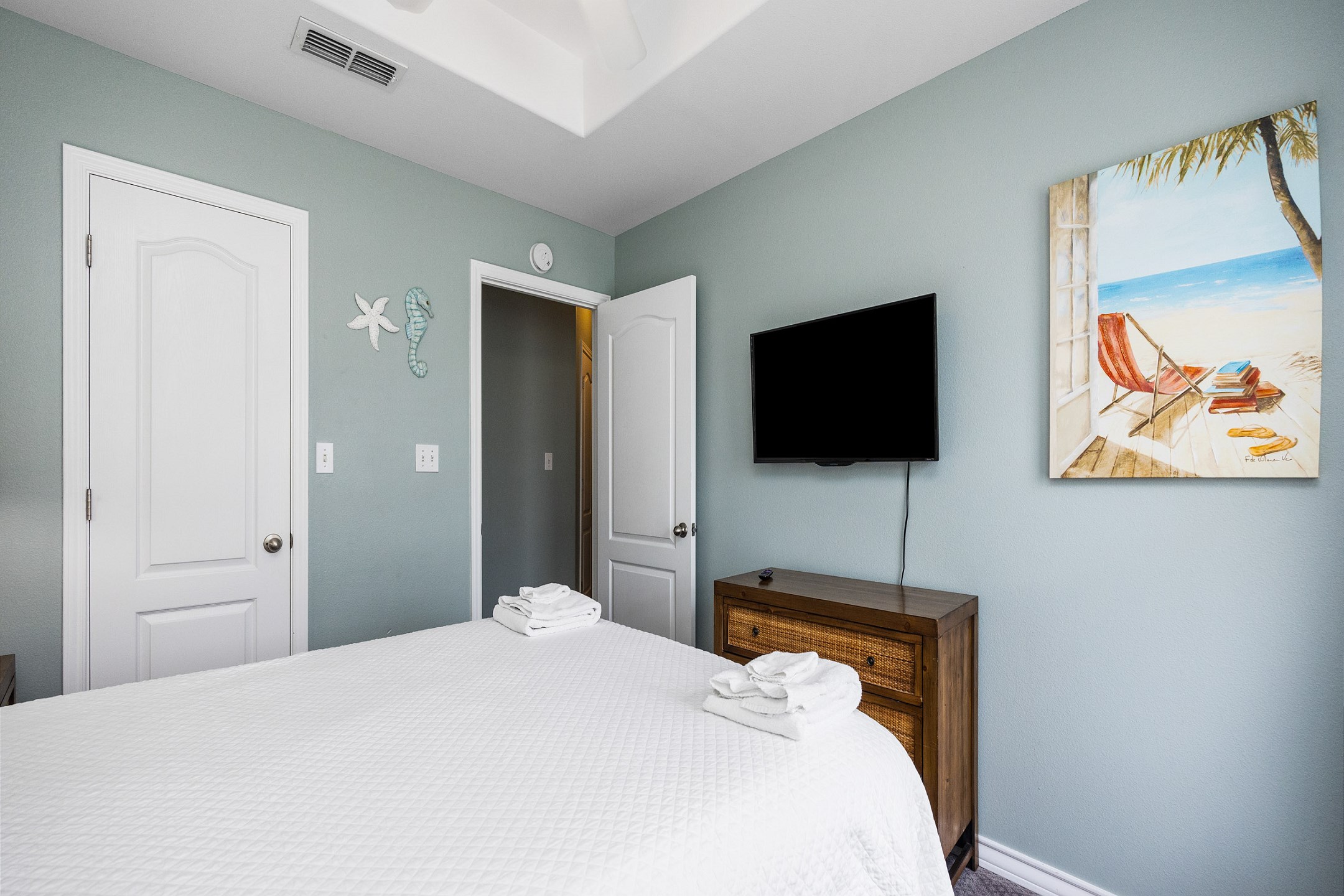 Second bedroom on the second floor with queen size bed and flat screen TV 