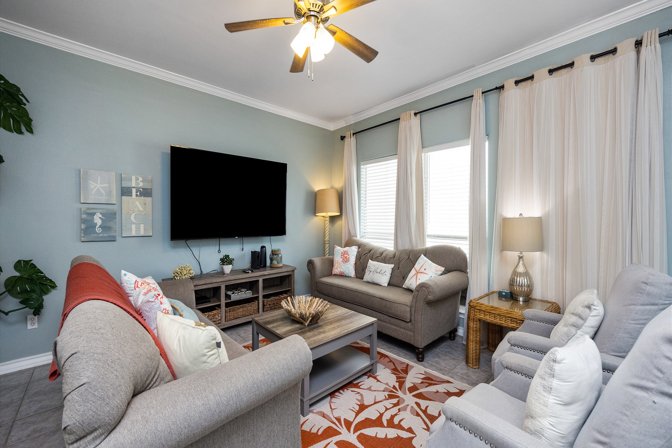 Great living space with bright light and comfy seating for the whole family 