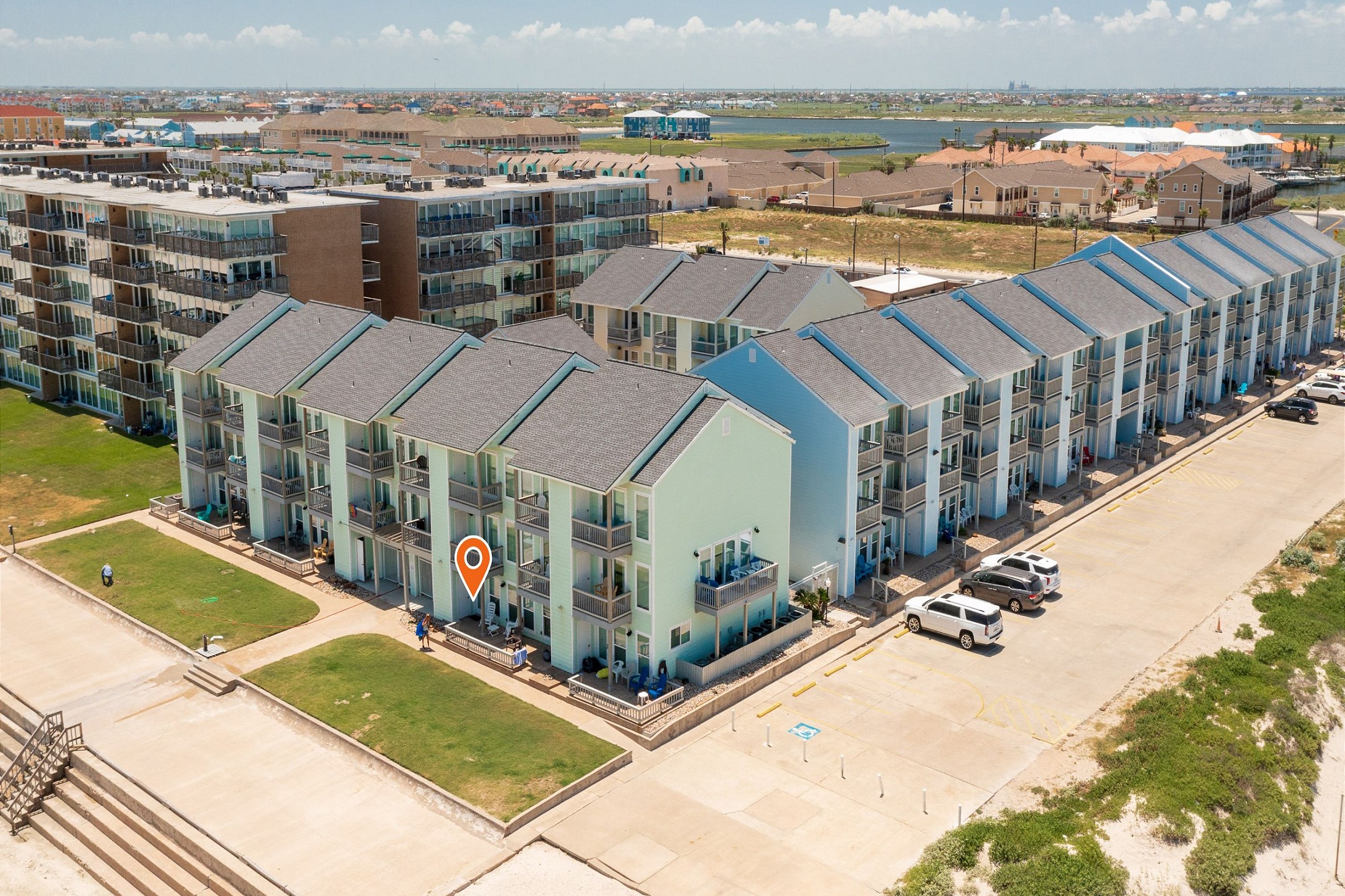 El Constante 105 - Ground floor beachfront condo