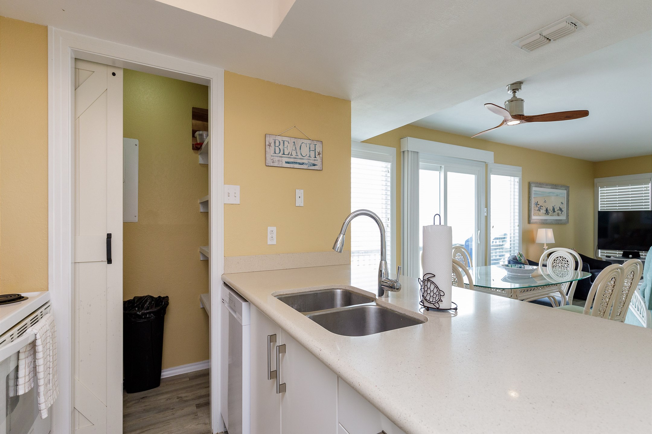 Open layout connecting the kitchen to the dining area