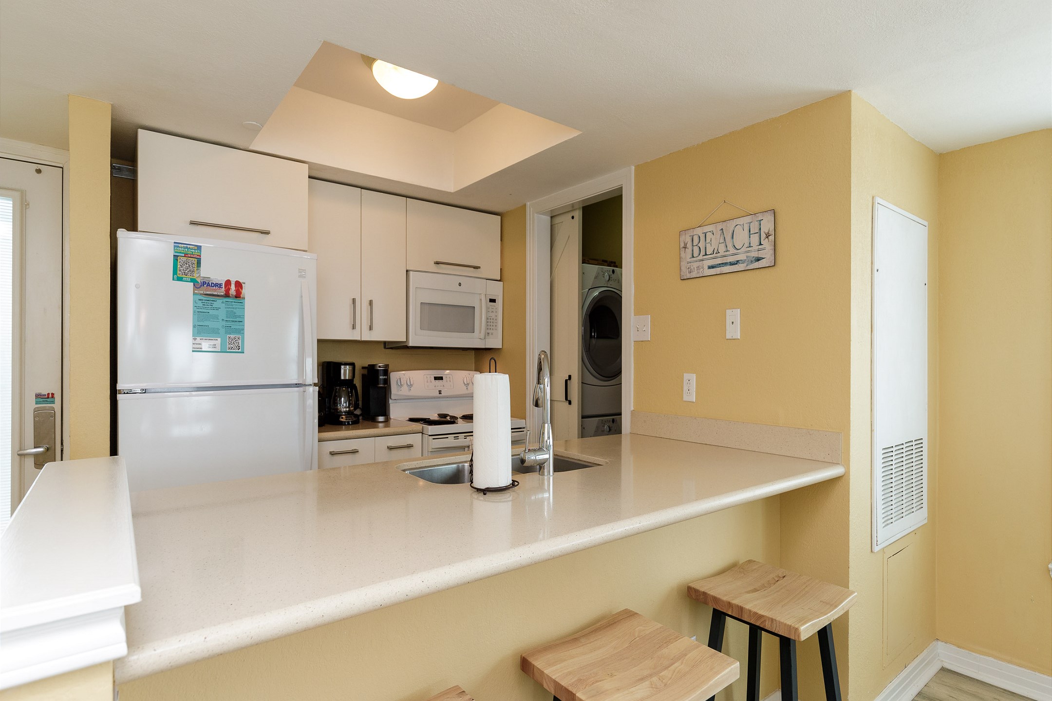 Breakfast bar and well-equipped kitchen for family gatherings