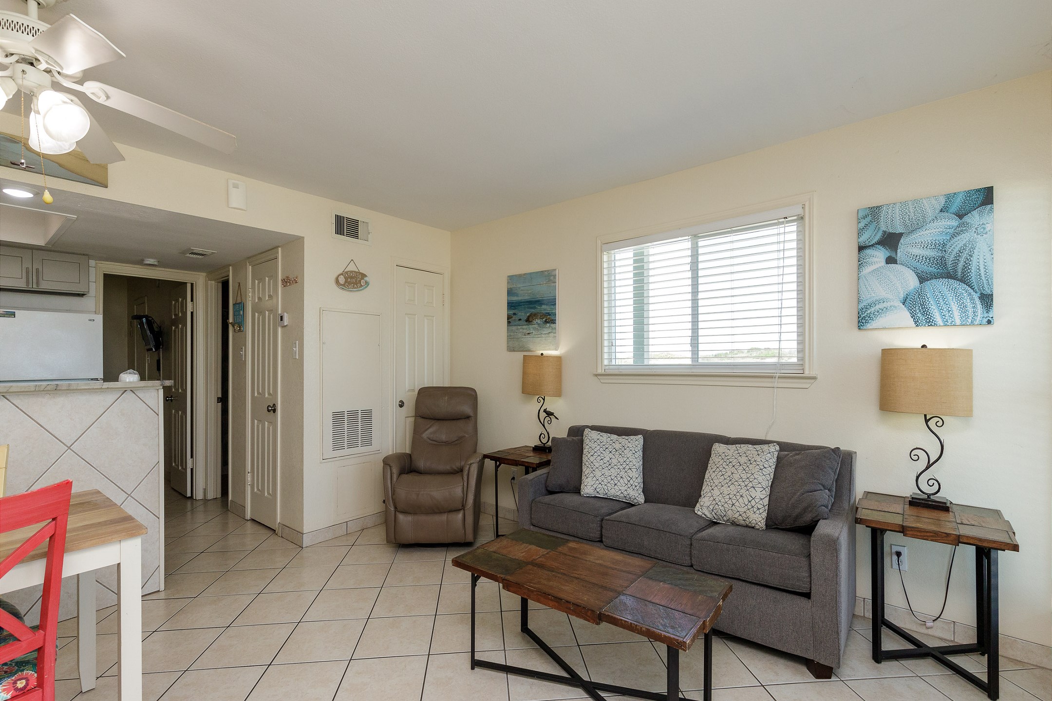 Living area with cozy furnishings 