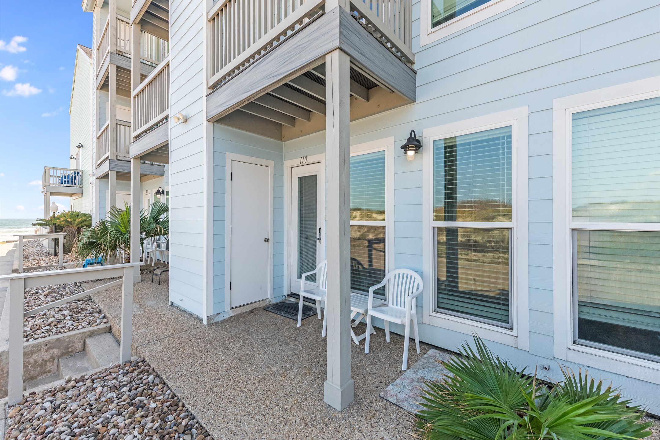 Front patio area to enjoy 