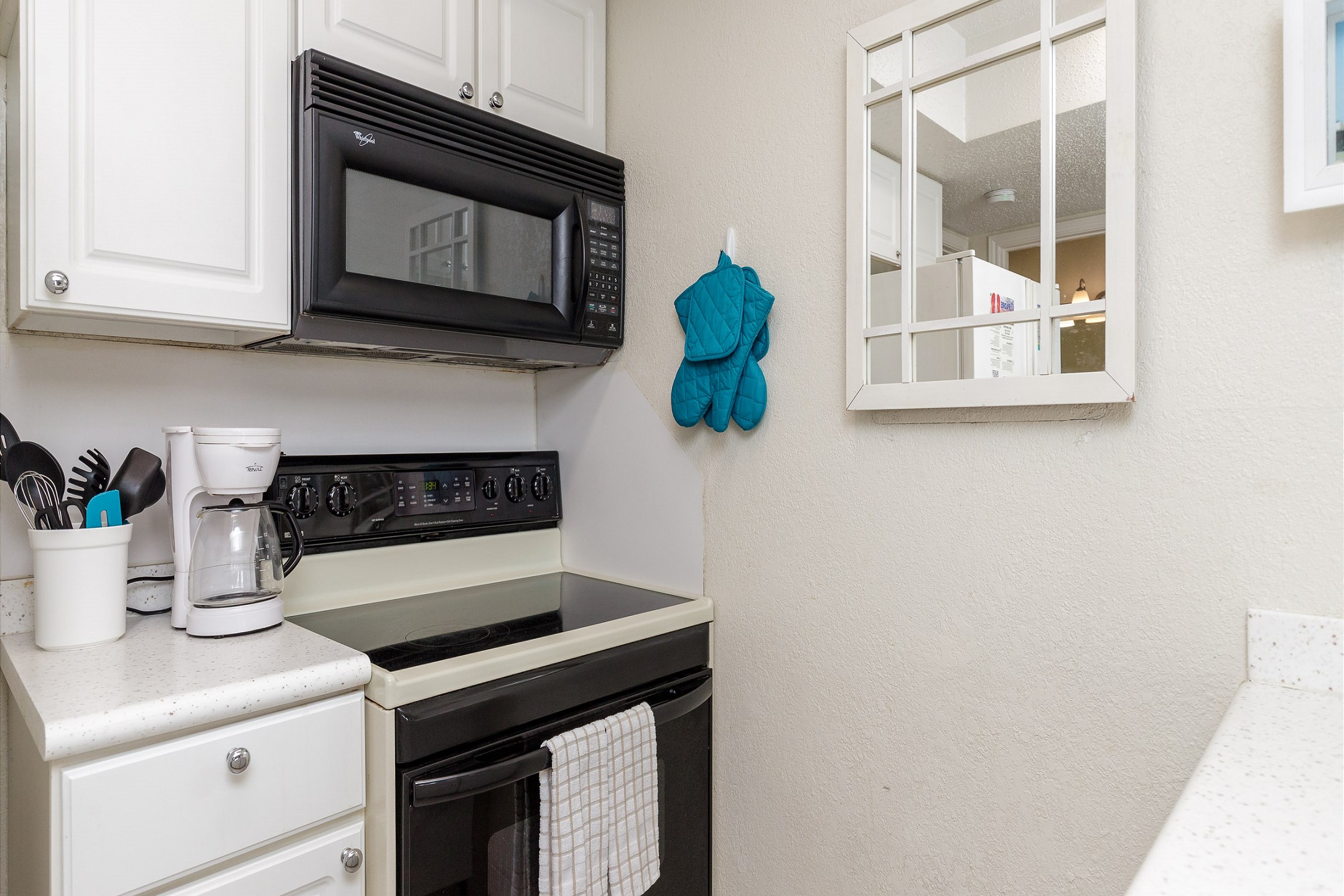 Fully equipped kitchen with 12-cup coffee maker 