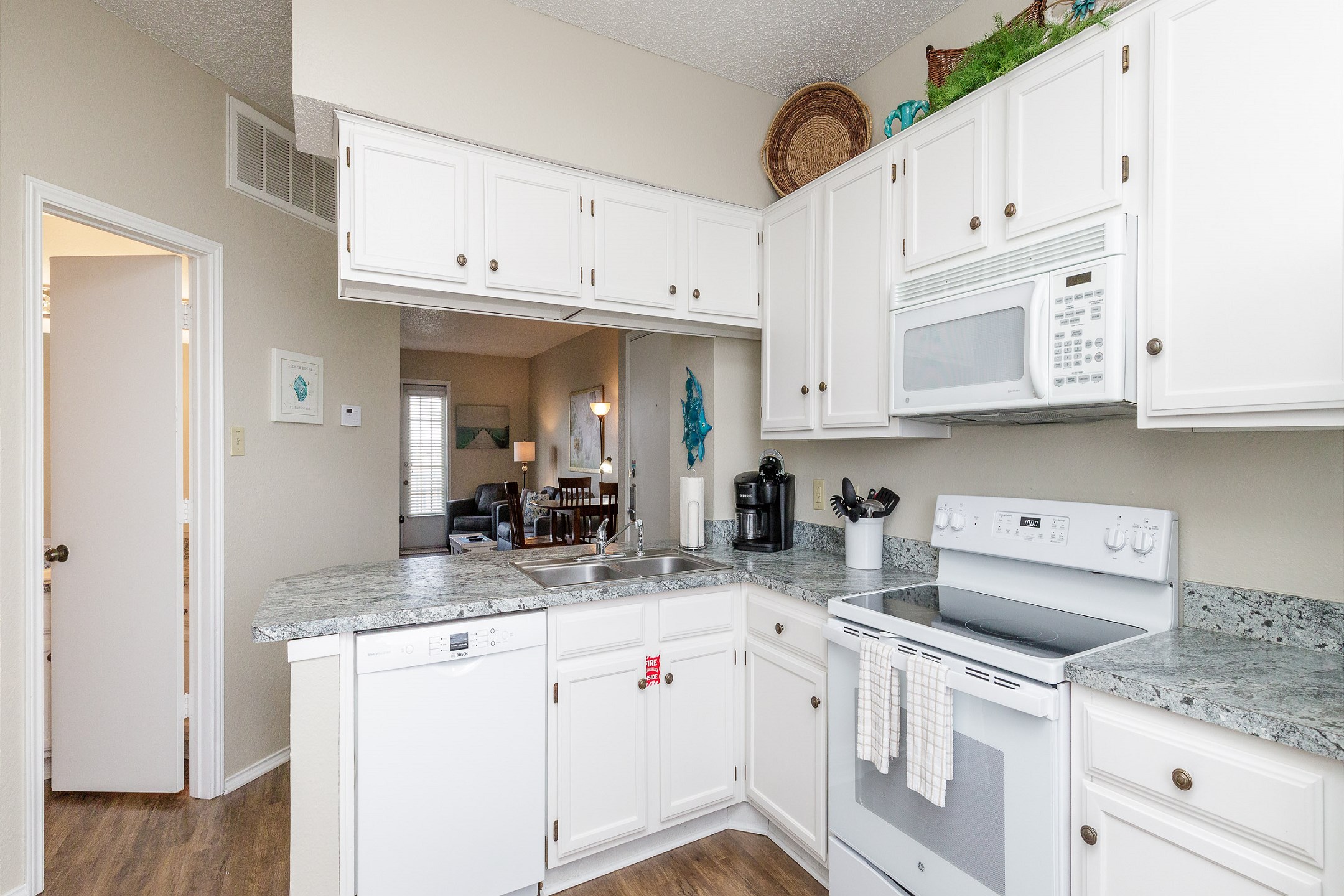 Fully equipped kitchen with Keurig and 12-cup coffee maker 