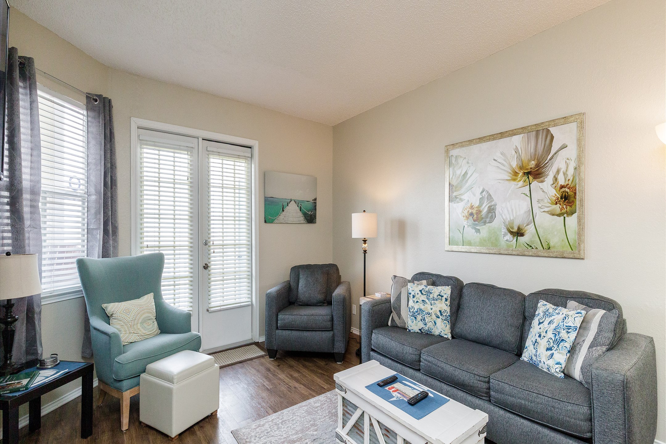Living area with queen size sleeper sofa 