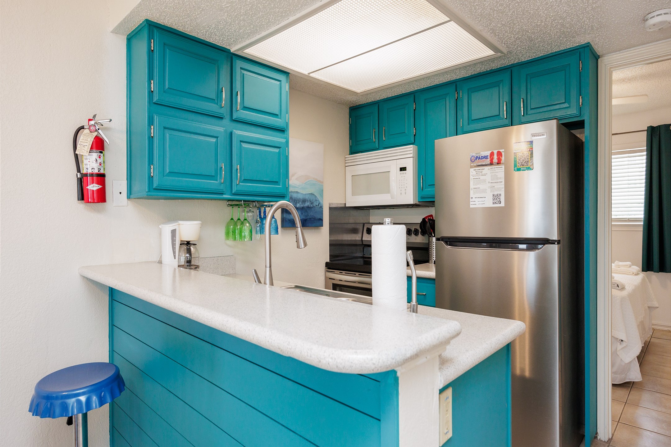 Breakfast bar and well-equipped kitchen to cook meals together 