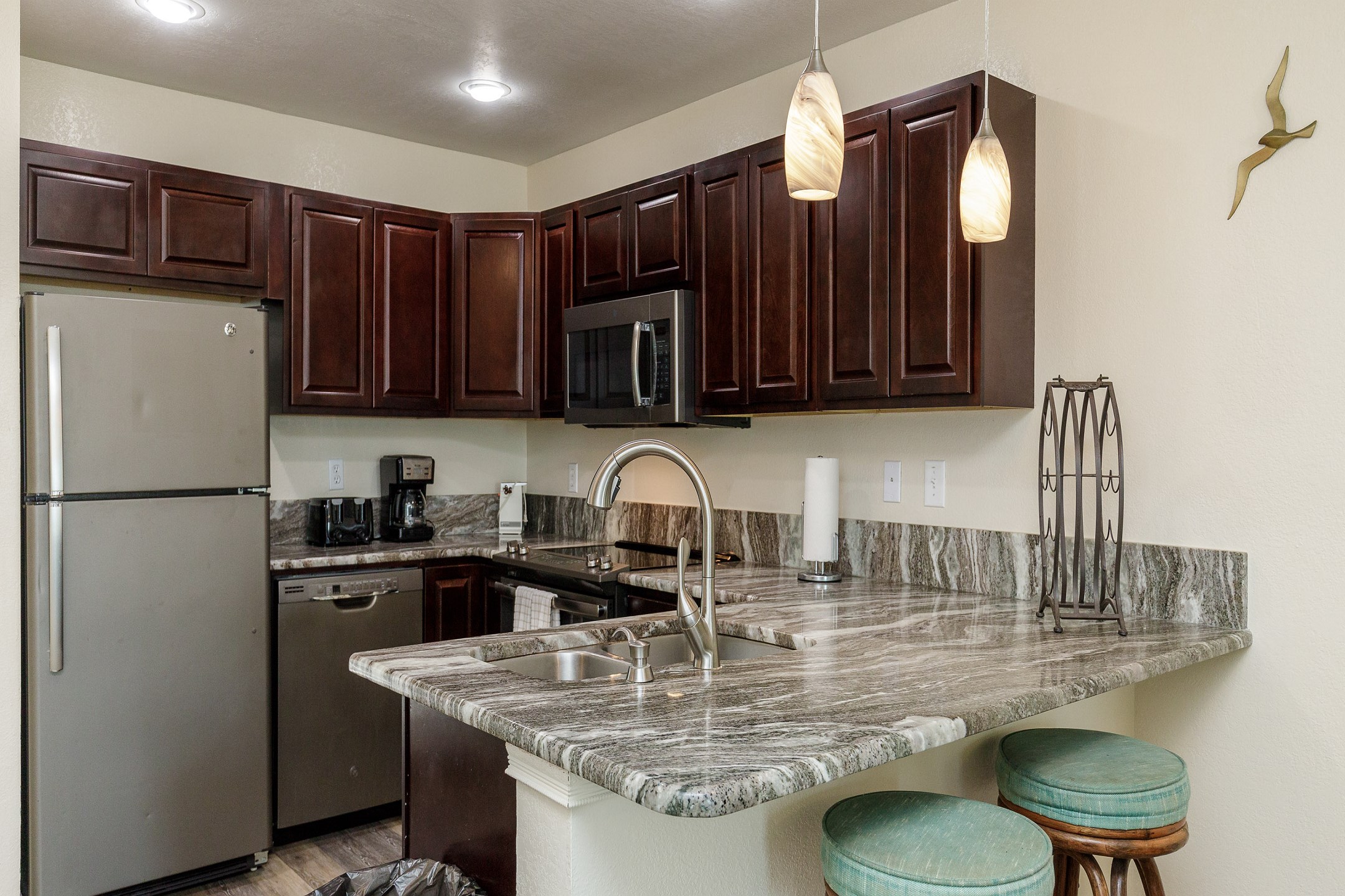 Breakfast bar and well-equipped kitchen