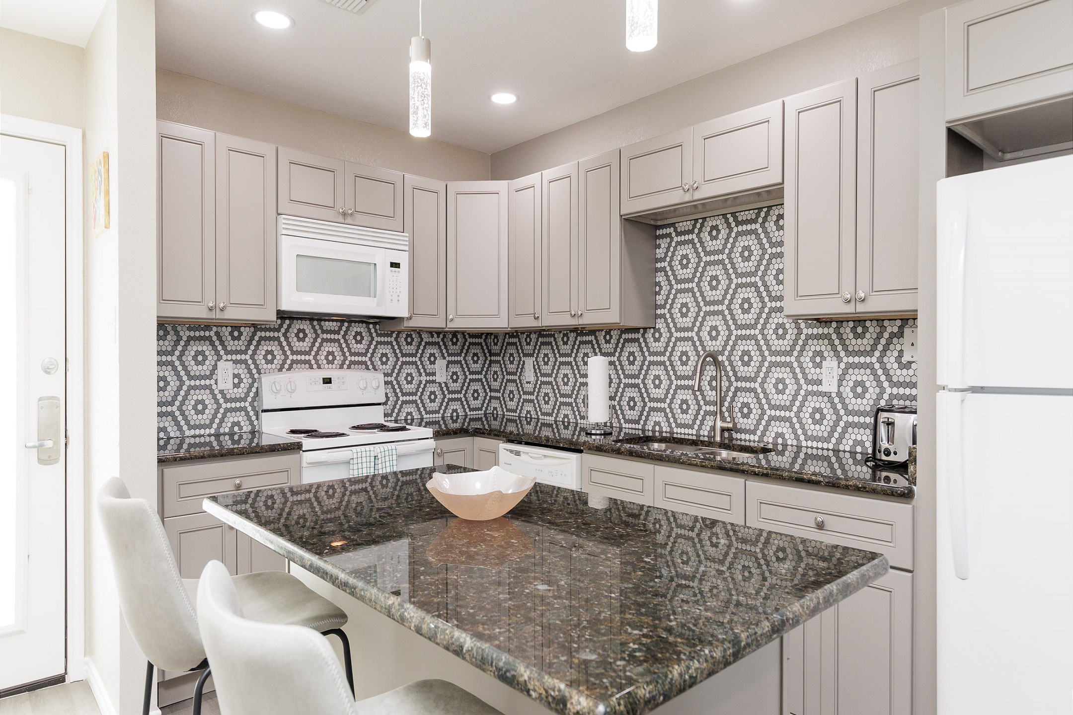 Cook up seaside delights in the well-equipped kitchen with modern appliances and plenty of counter space