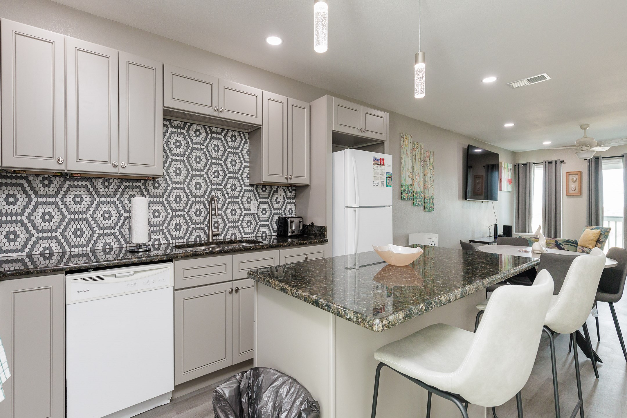 Breakfast bar and well-equipped kitchen