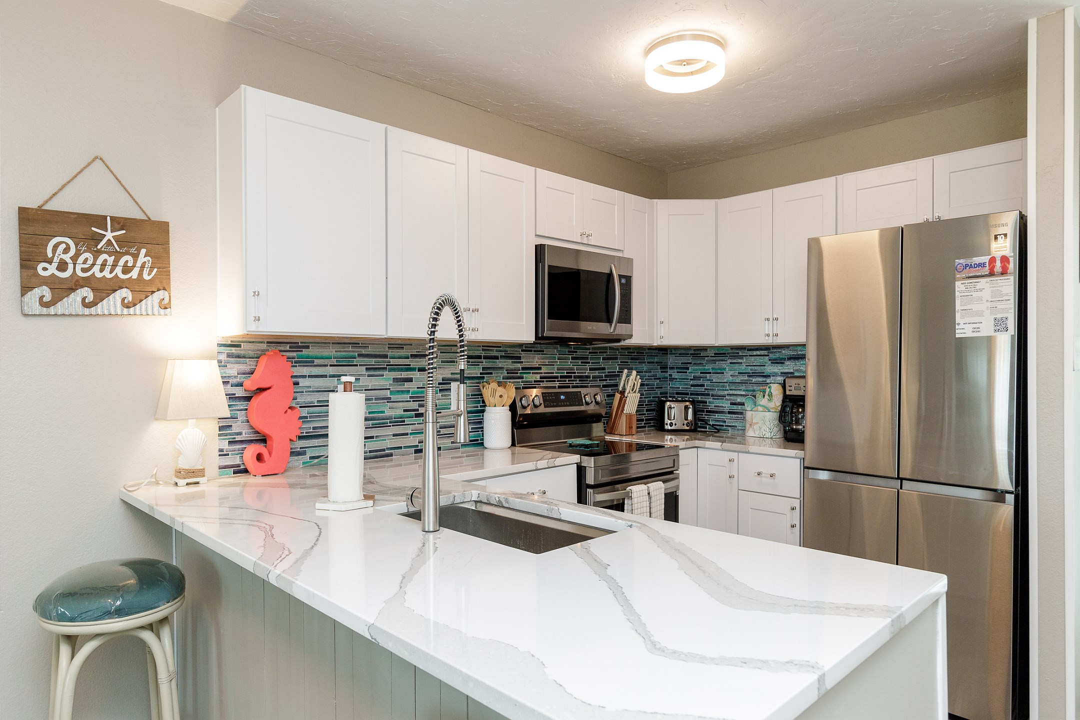 Breakfast bar and well-equipped kitchen