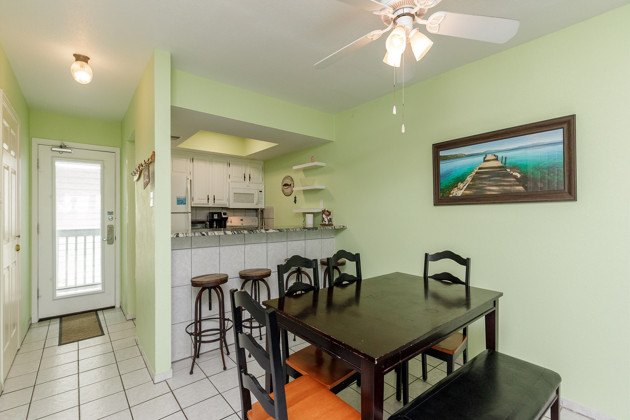 Dining table and breakfast bar with easy access to the well-equipped kitchen