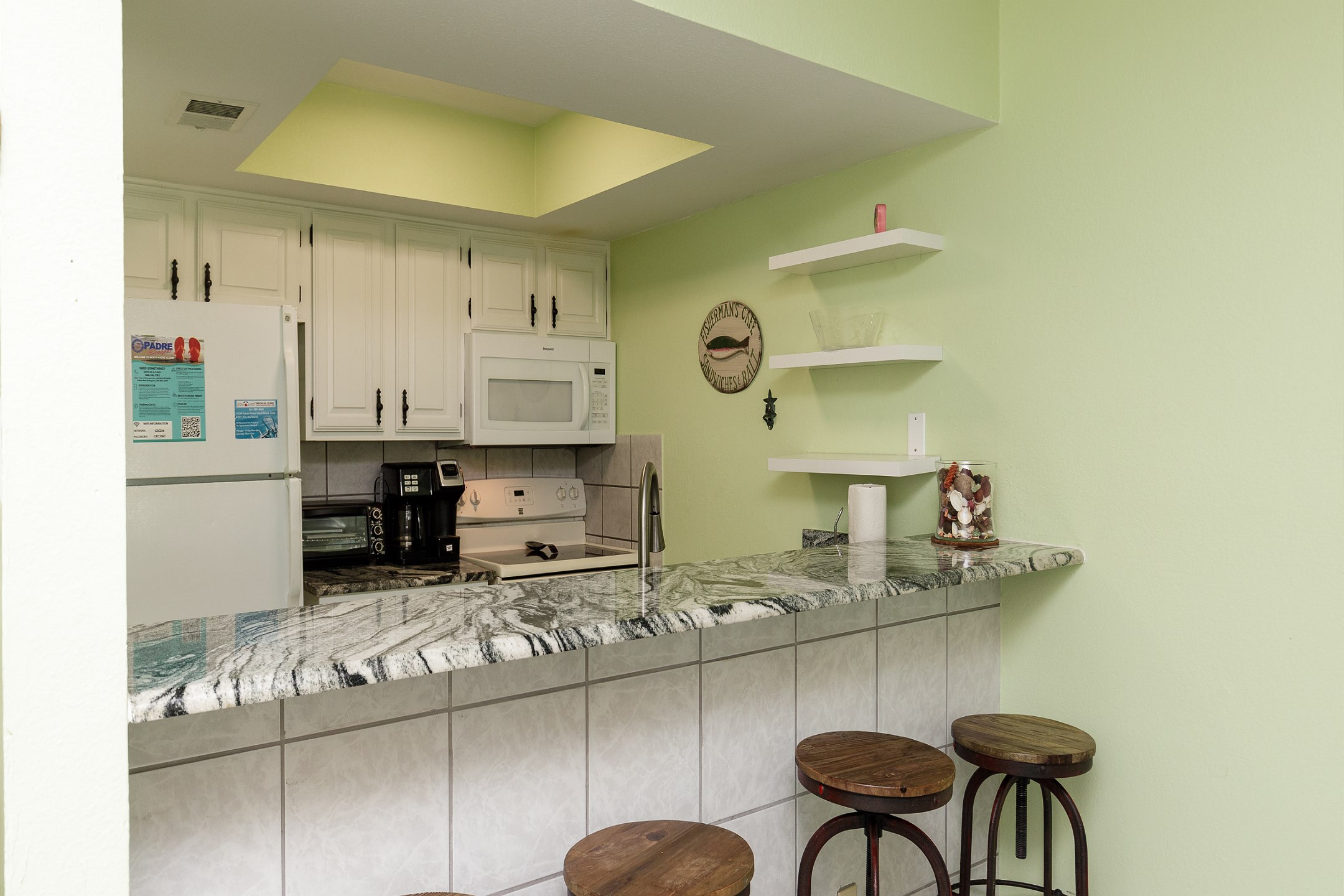 Fully equipped kitchen with breakfast bar