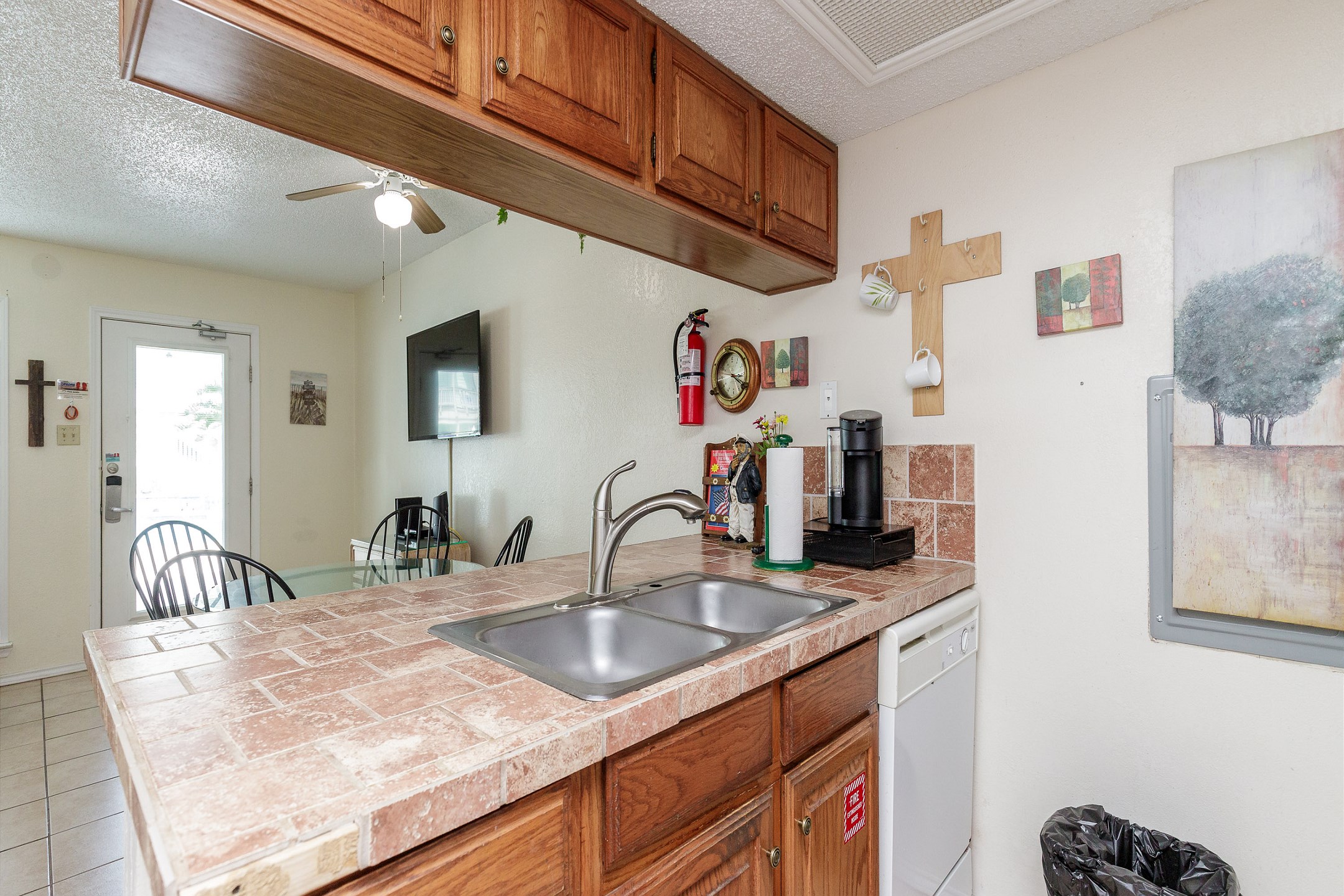 Compact kitchen area, yet fully equipped 