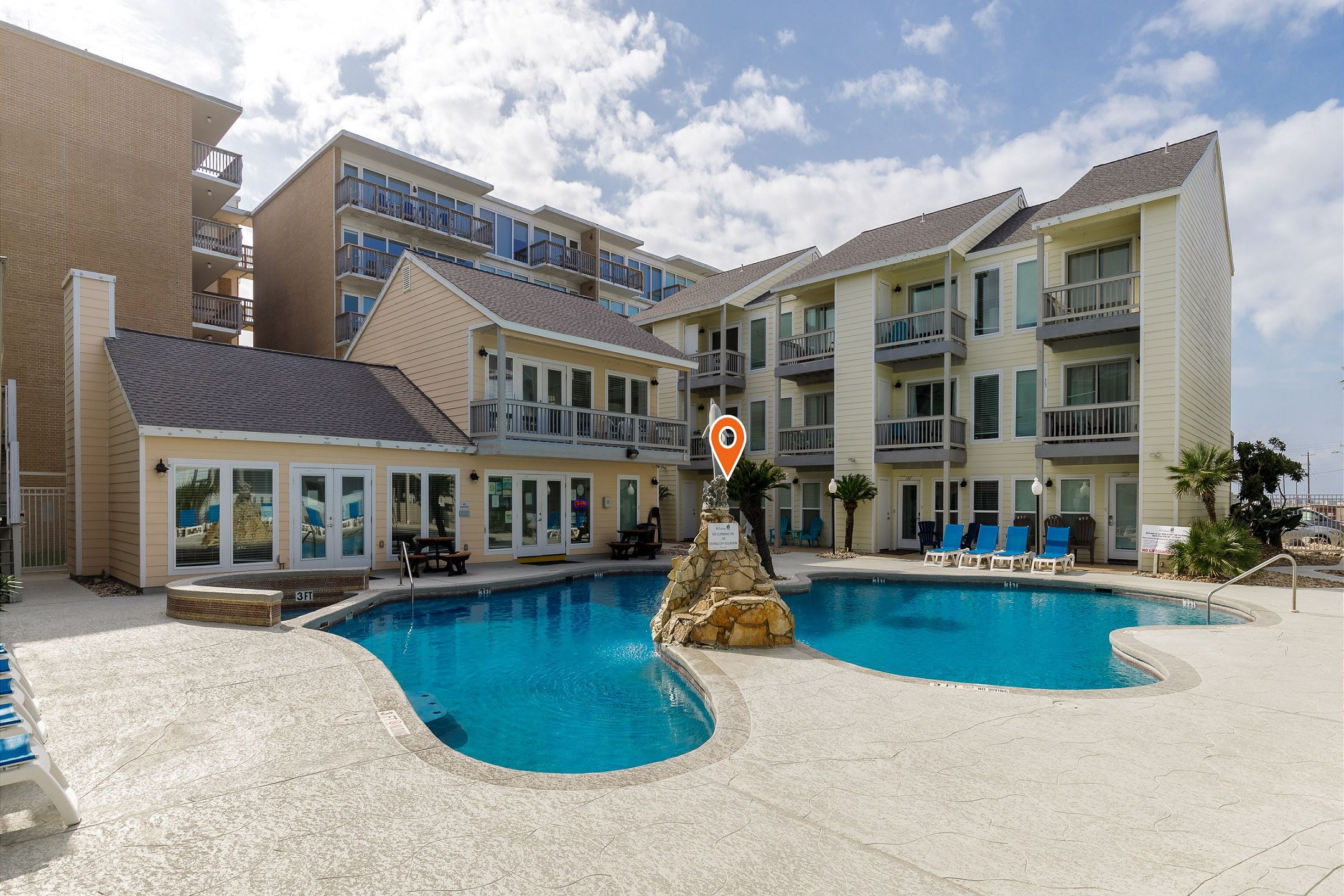 El Constante 132 - Ground floor poolside condo
