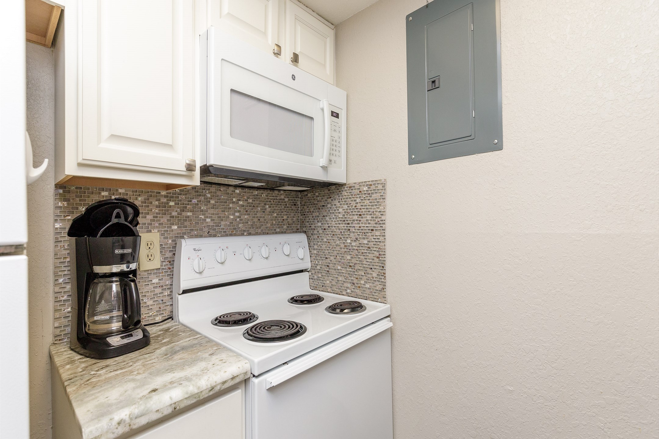Fully equipped kitchen with 12-cup coffee maker 