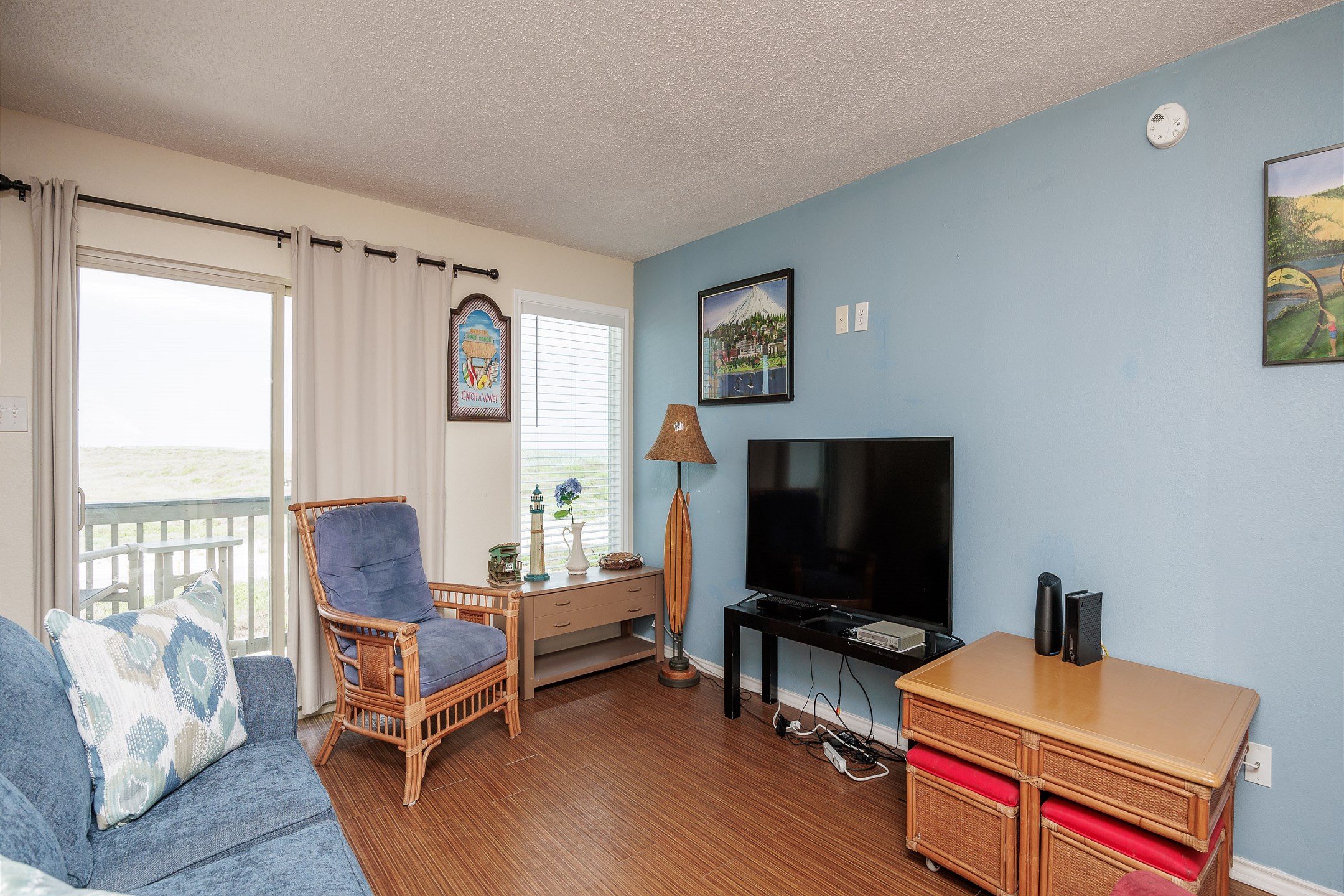 Bright living space to entertain family 