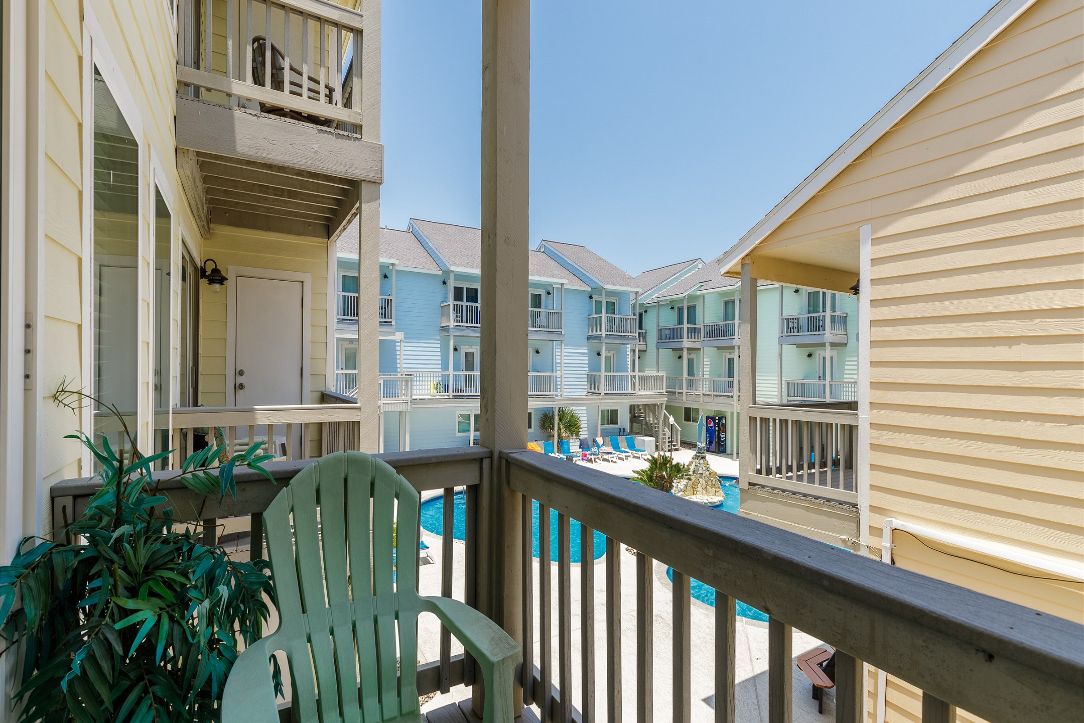 Private balcony off the living area with beautiful pool views - Time to enjoy the Texas breeze and relax from busy life 