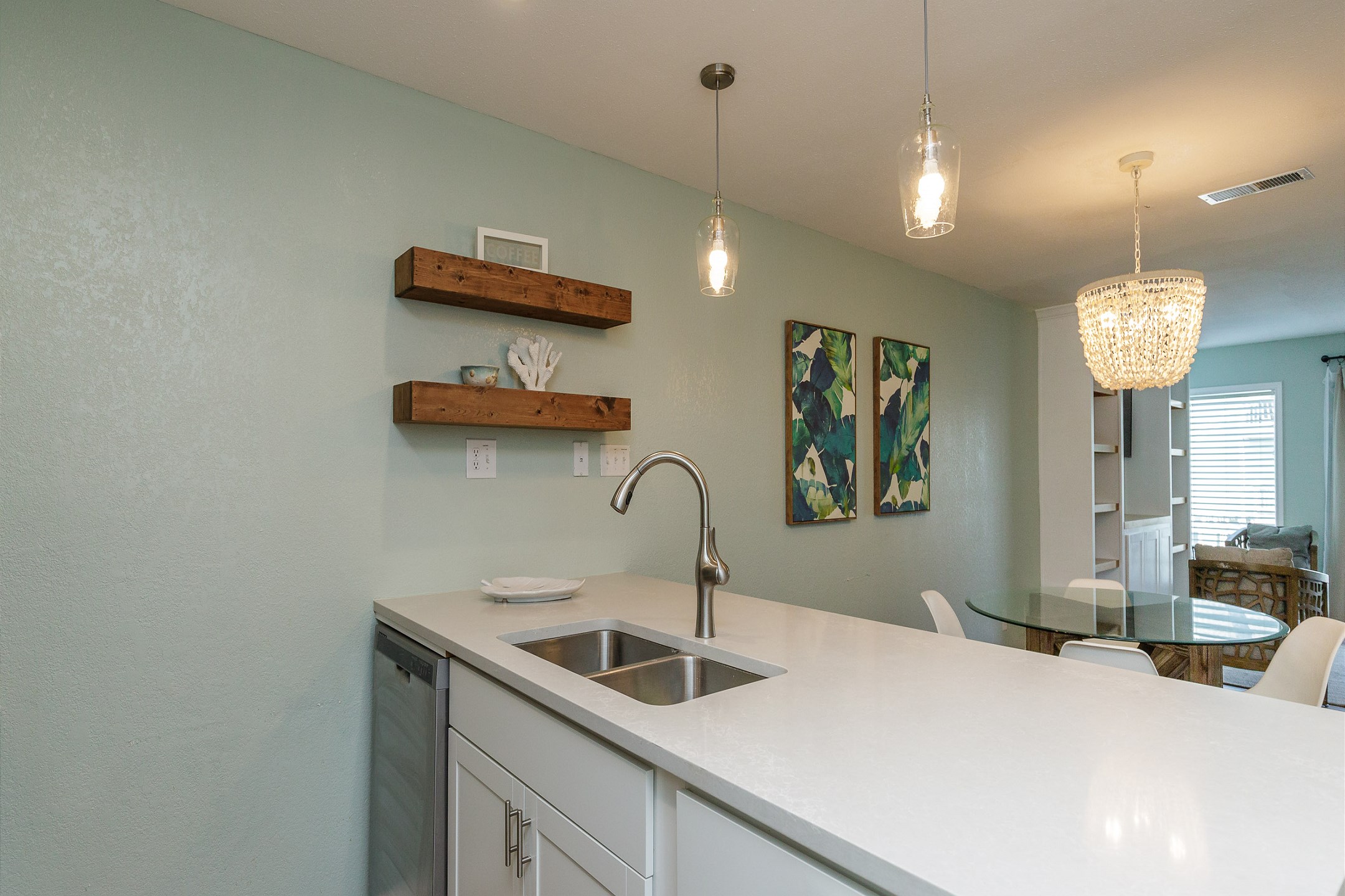Great kitchen space to cook meals with the family 