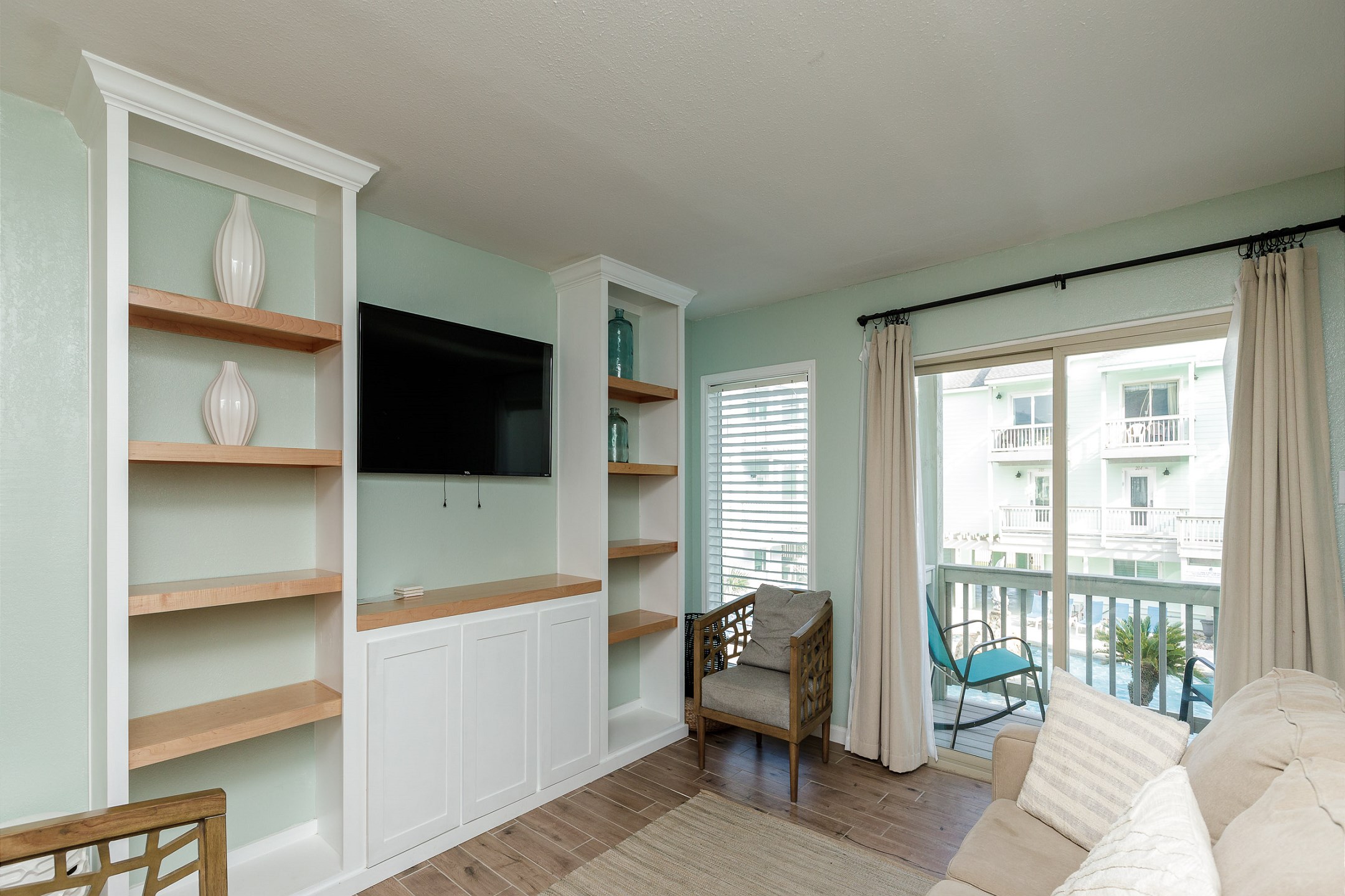 Open living space with cozy furnishings 