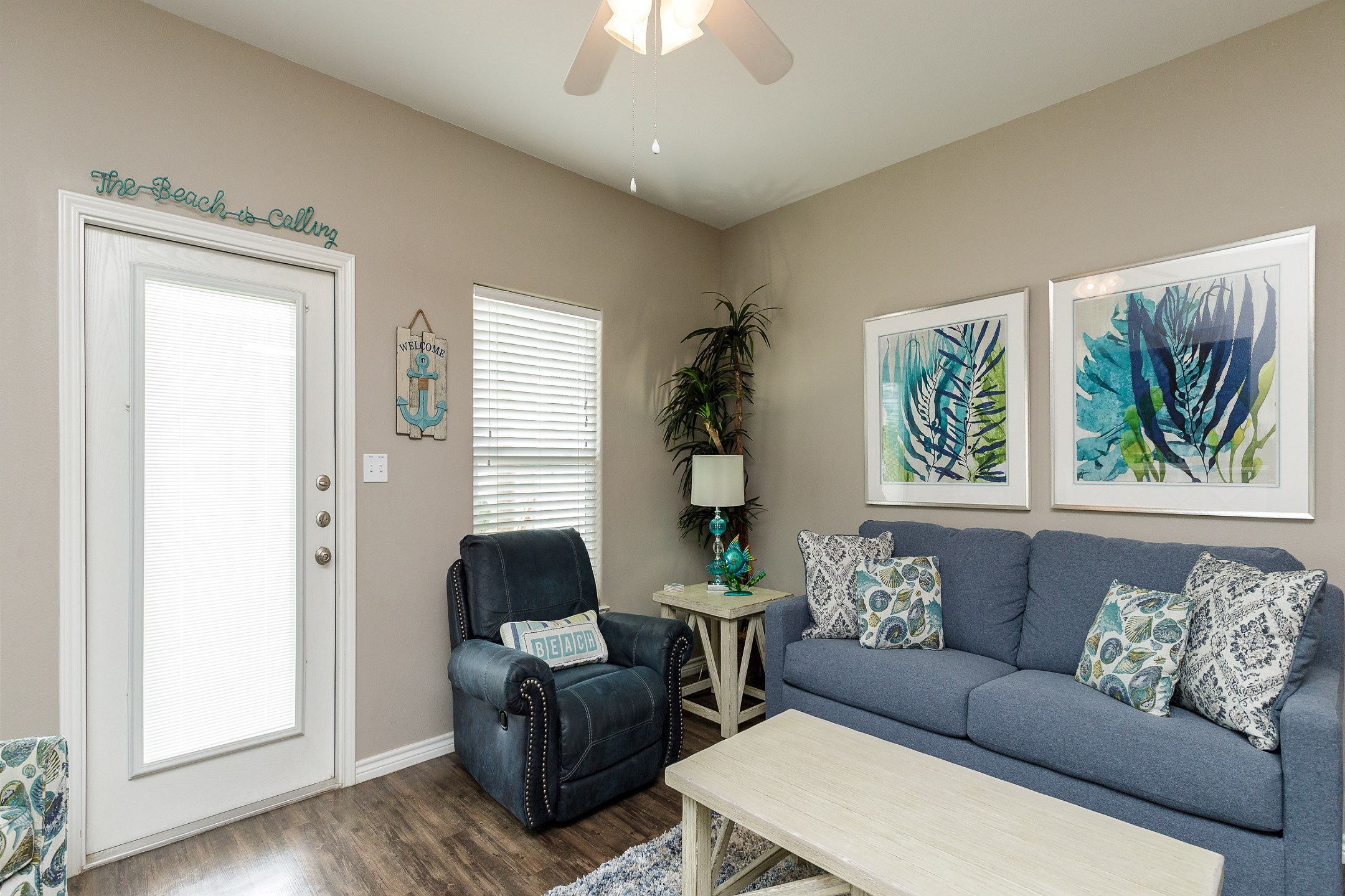 Relaxing living area with cozy furnishings