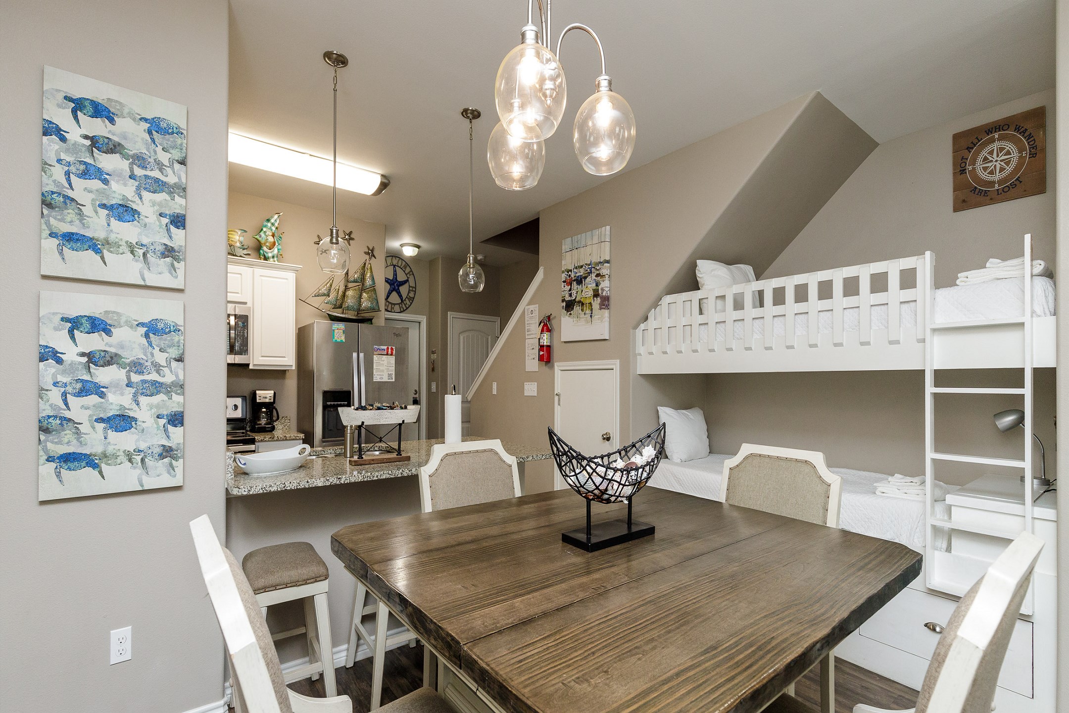 Dining area with easy access to the well-equipped kitchen
