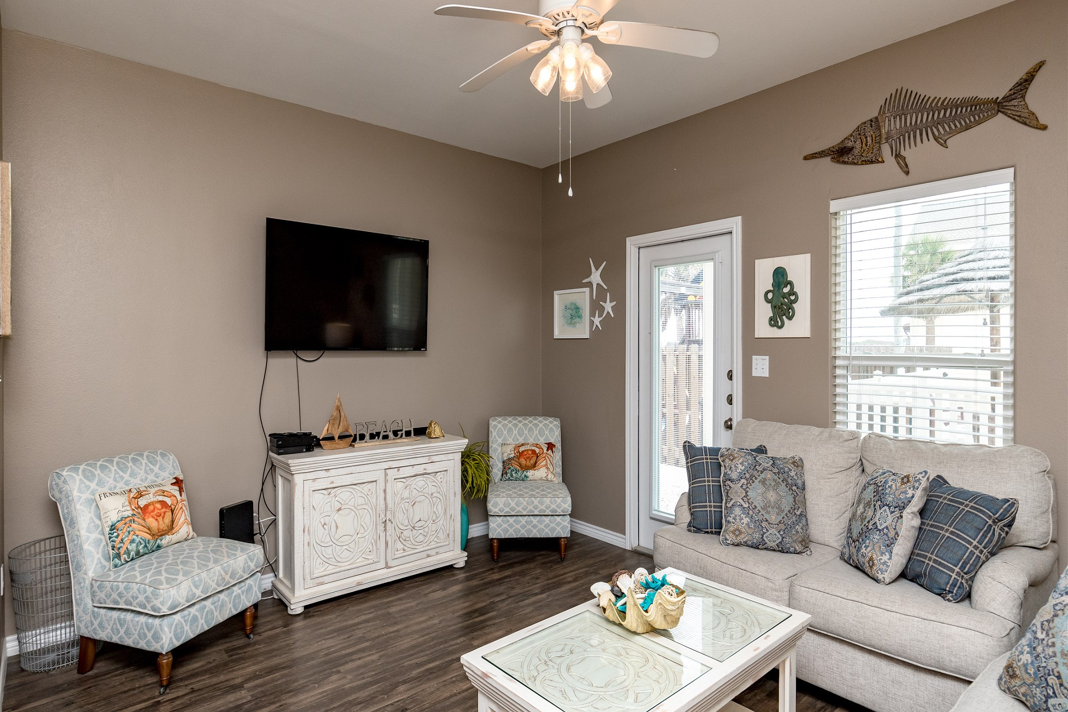 Living area with flat screen TV