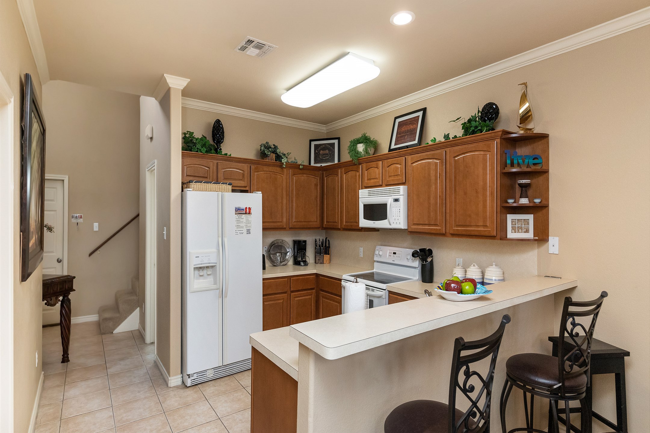 Breakfast bar and well-equipped kitchen