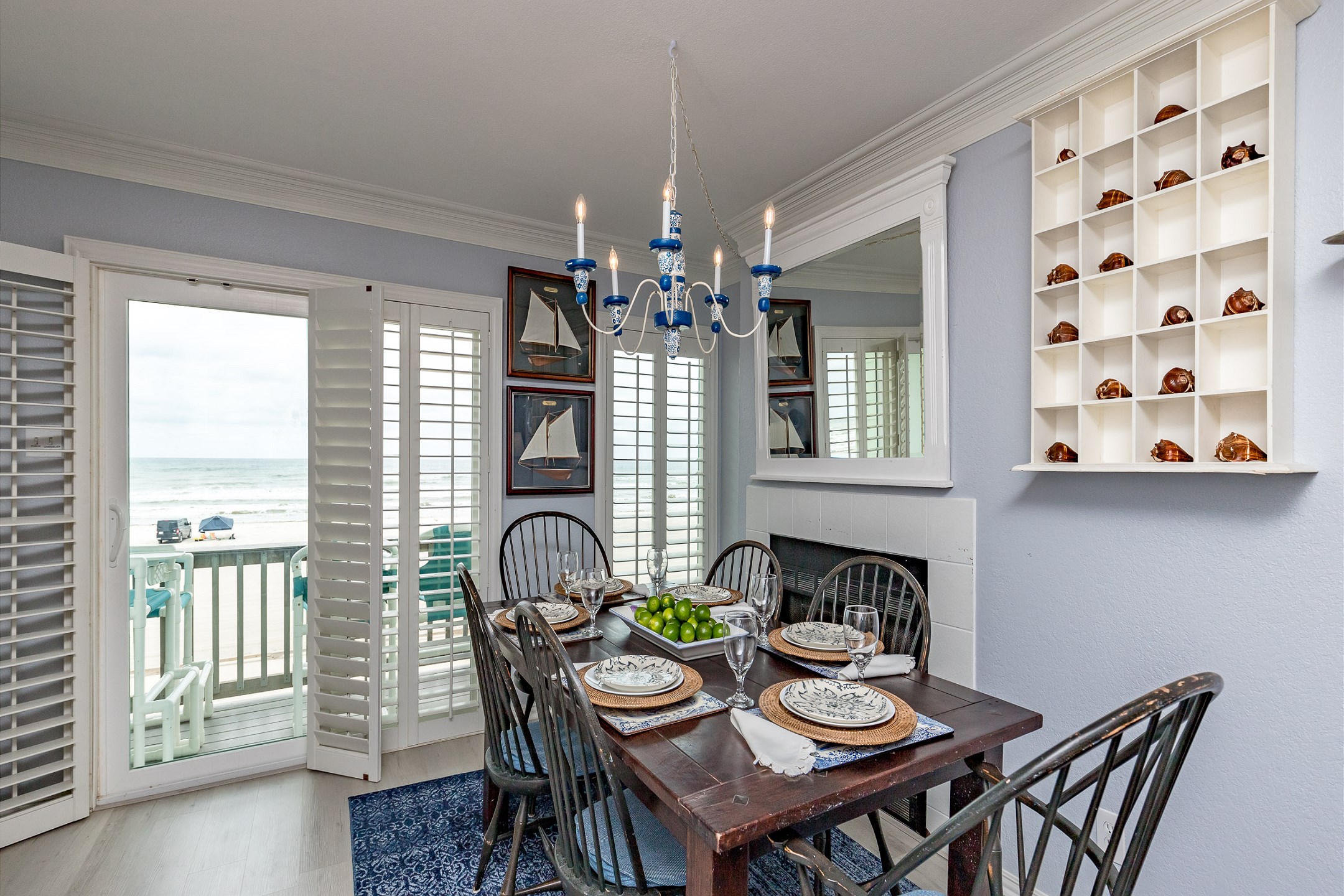 Dining area, seats six with a view of the ocean