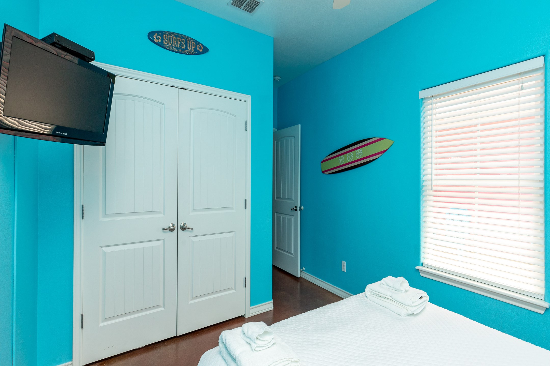 Second bedroom with queen size bed and TV